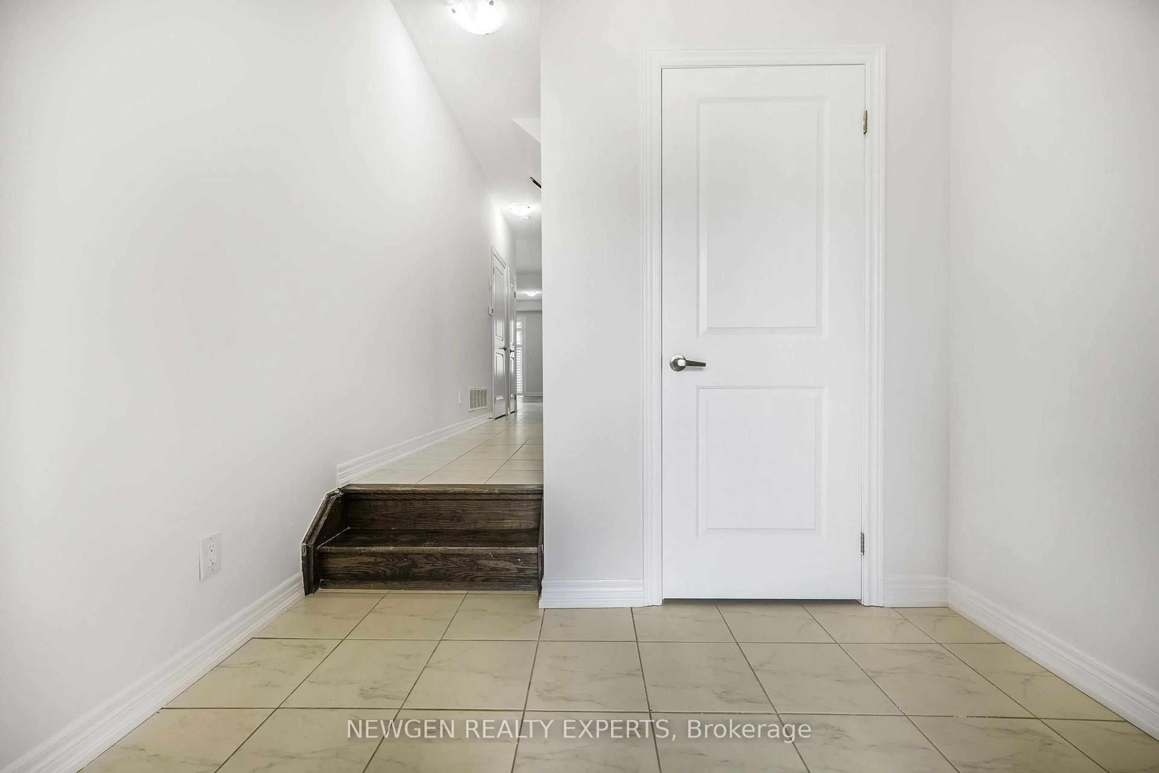 Indoor entryway for 9 Stonehill Ave, Kitchener Ontario N2R 0N9