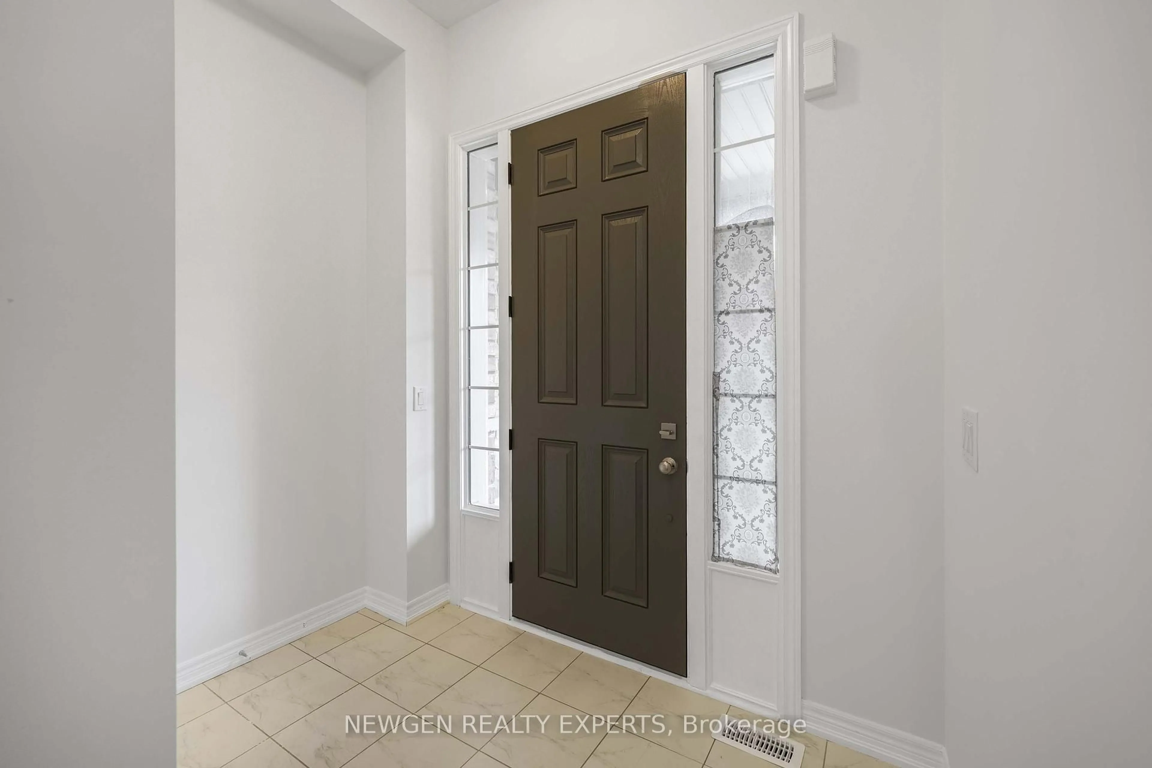Indoor entryway for 9 Stonehill Ave, Kitchener Ontario N2R 0N9