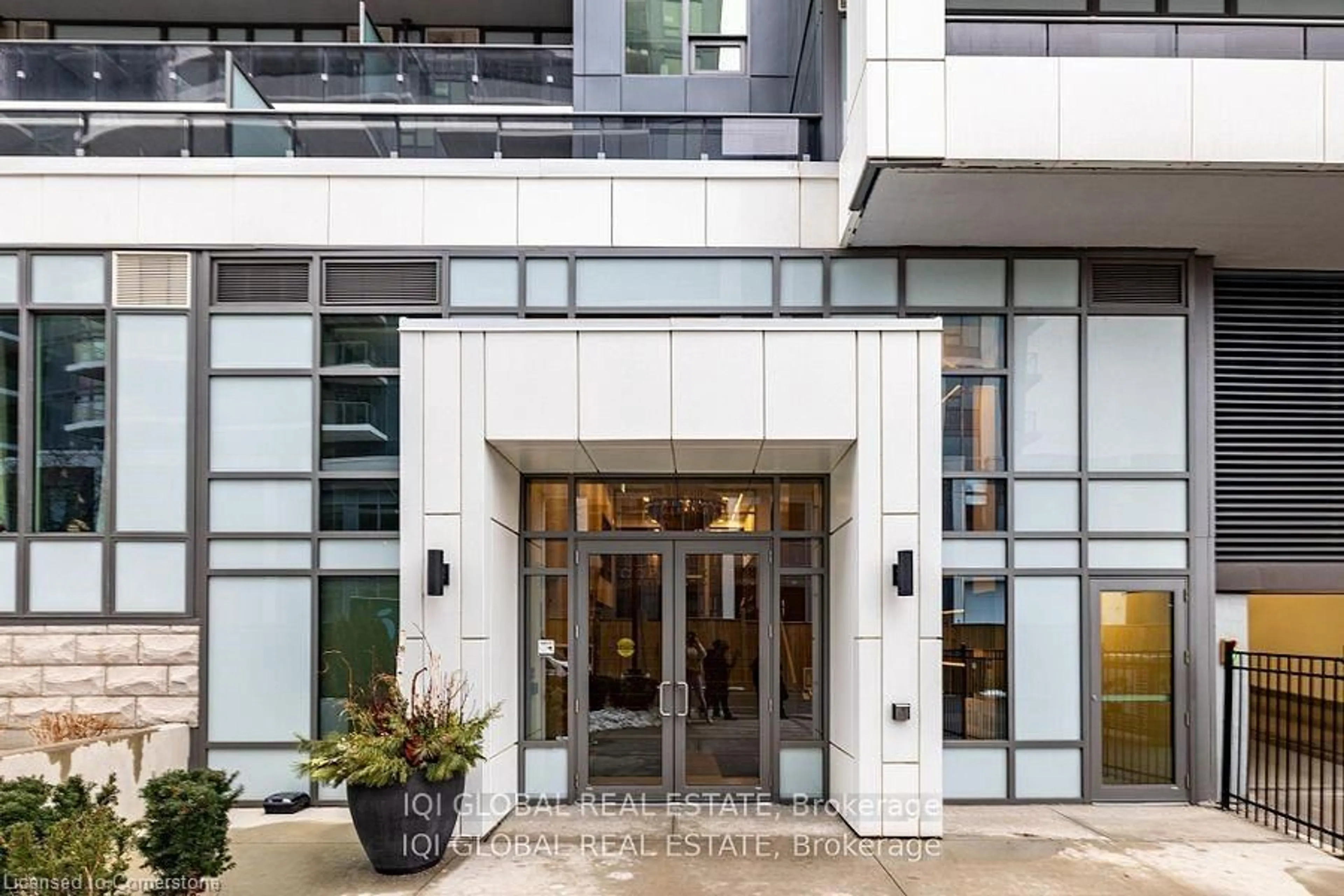 Indoor foyer for 73 Arthur St #512, Guelph Ontario N1E 0S6