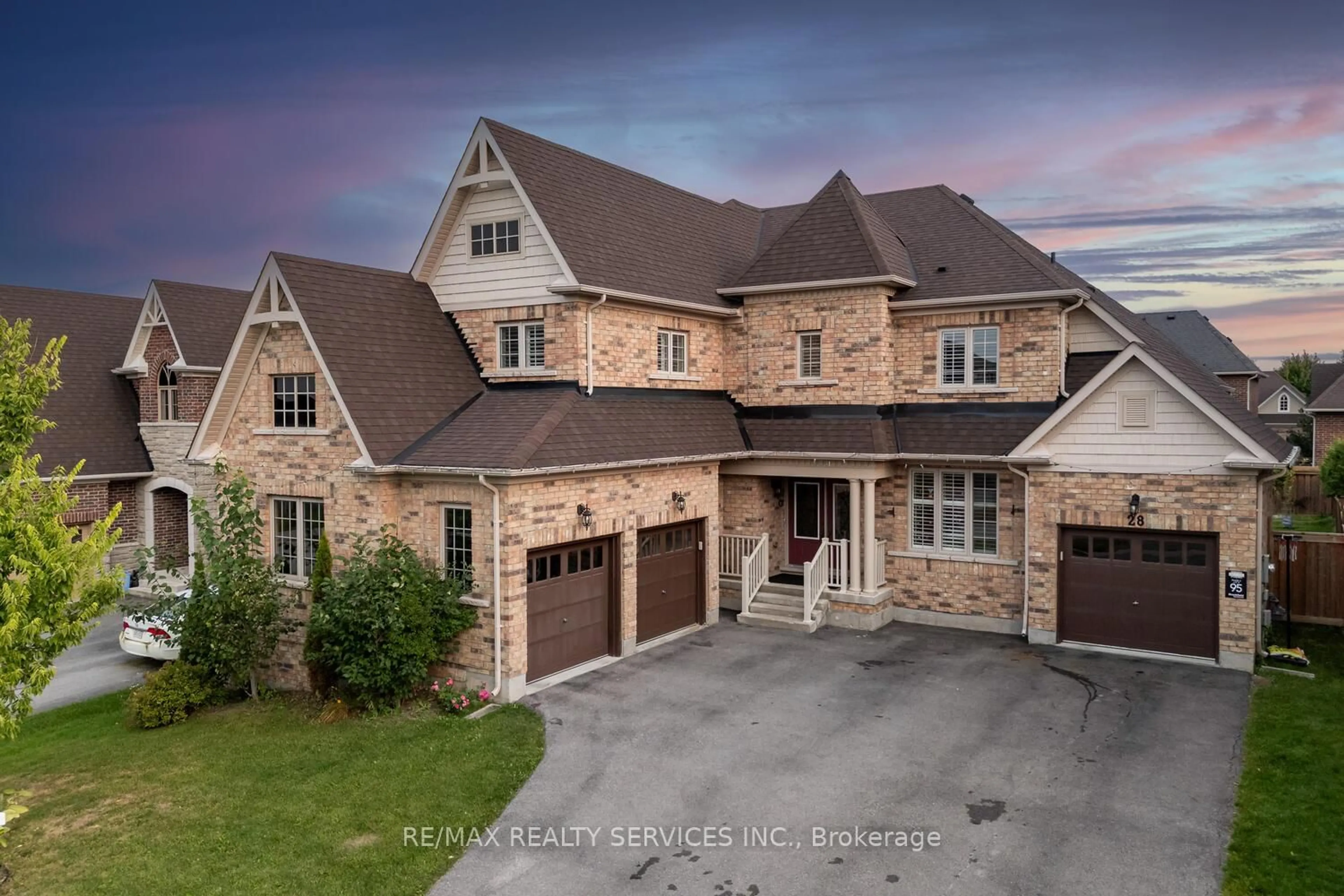 A pic from outside/outdoor area/front of a property/back of a property/a pic from drone, street for 28 Stonegate Ave, Mono Ontario L9W 6X1