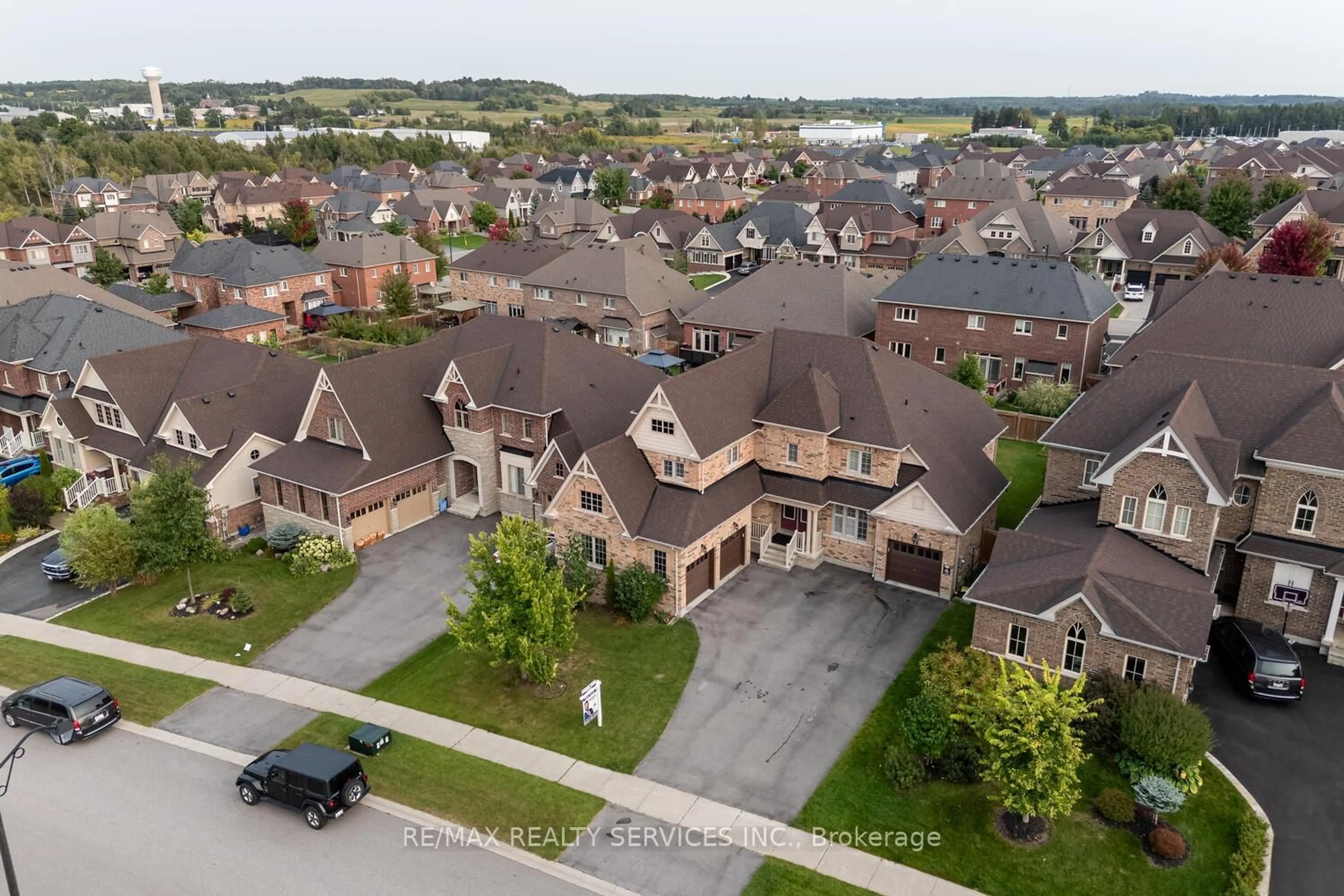 A pic from outside/outdoor area/front of a property/back of a property/a pic from drone, street for 28 Stonegate Ave, Mono Ontario L9W 6X1