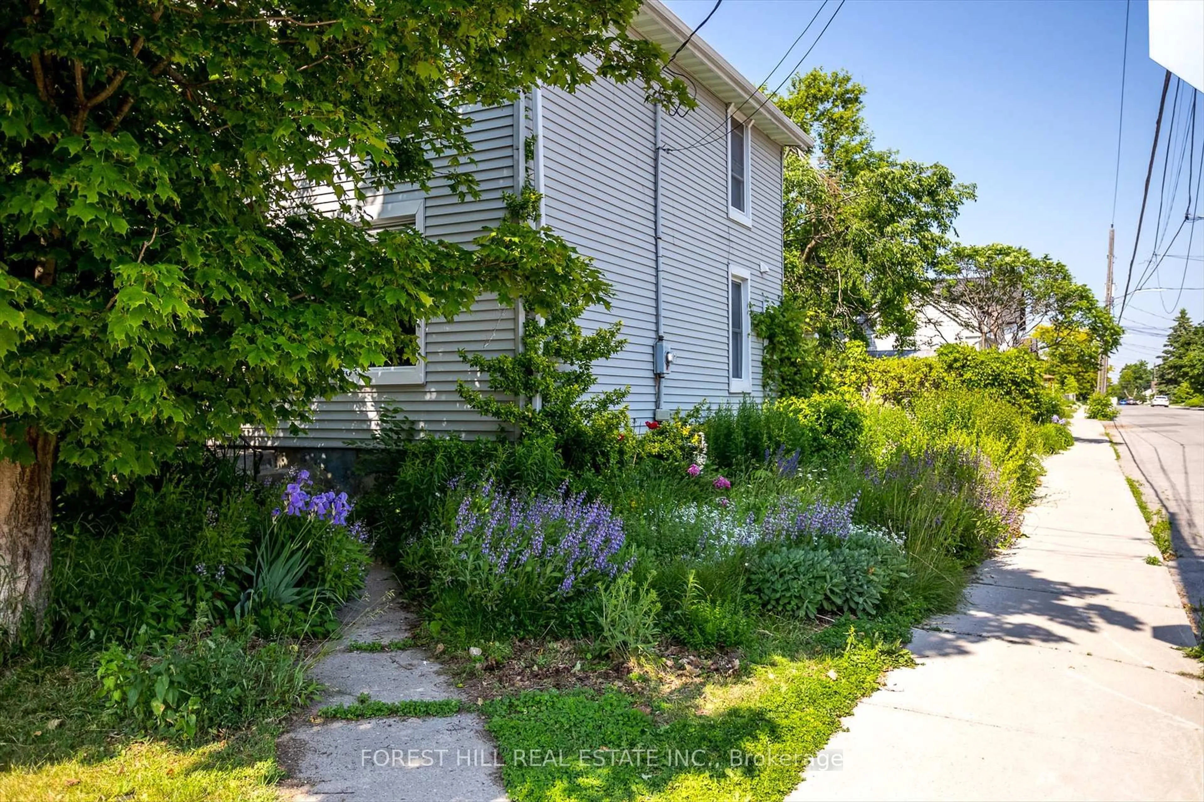 A pic from outside/outdoor area/front of a property/back of a property/a pic from drone, street for 466 Cambridge St, Peterborough Central Ontario K9H 4T3