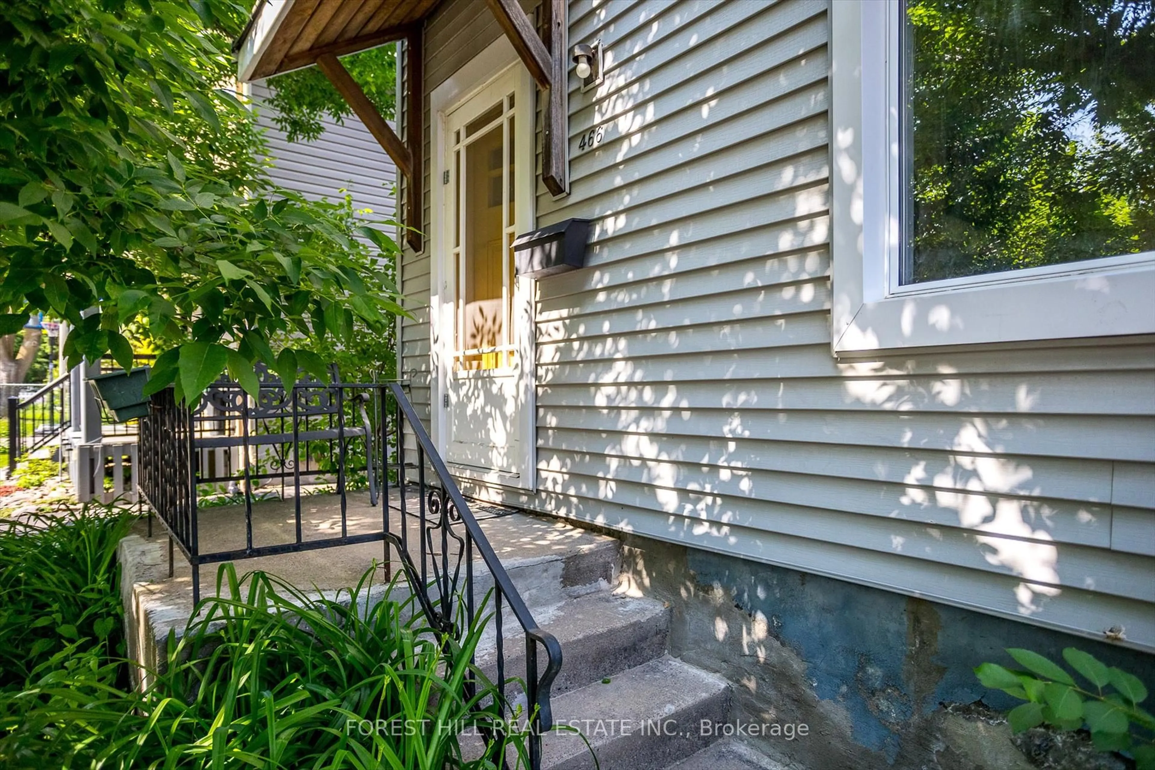 Patio, street for 466 Cambridge St, Peterborough Central Ontario K9H 4T3
