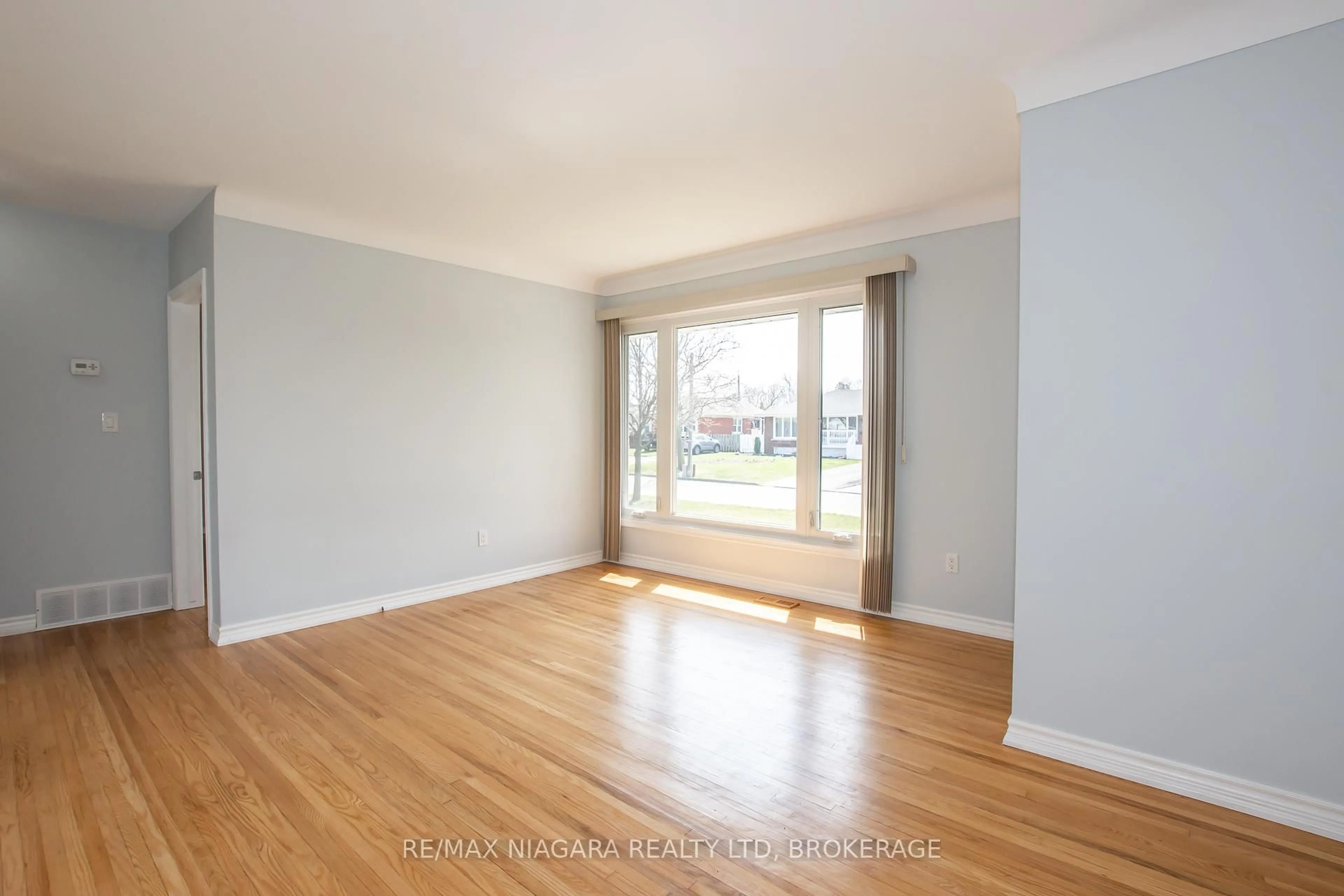 A pic of a room for 12 Milton Rd, St. Catharines Ontario L2P 3E8