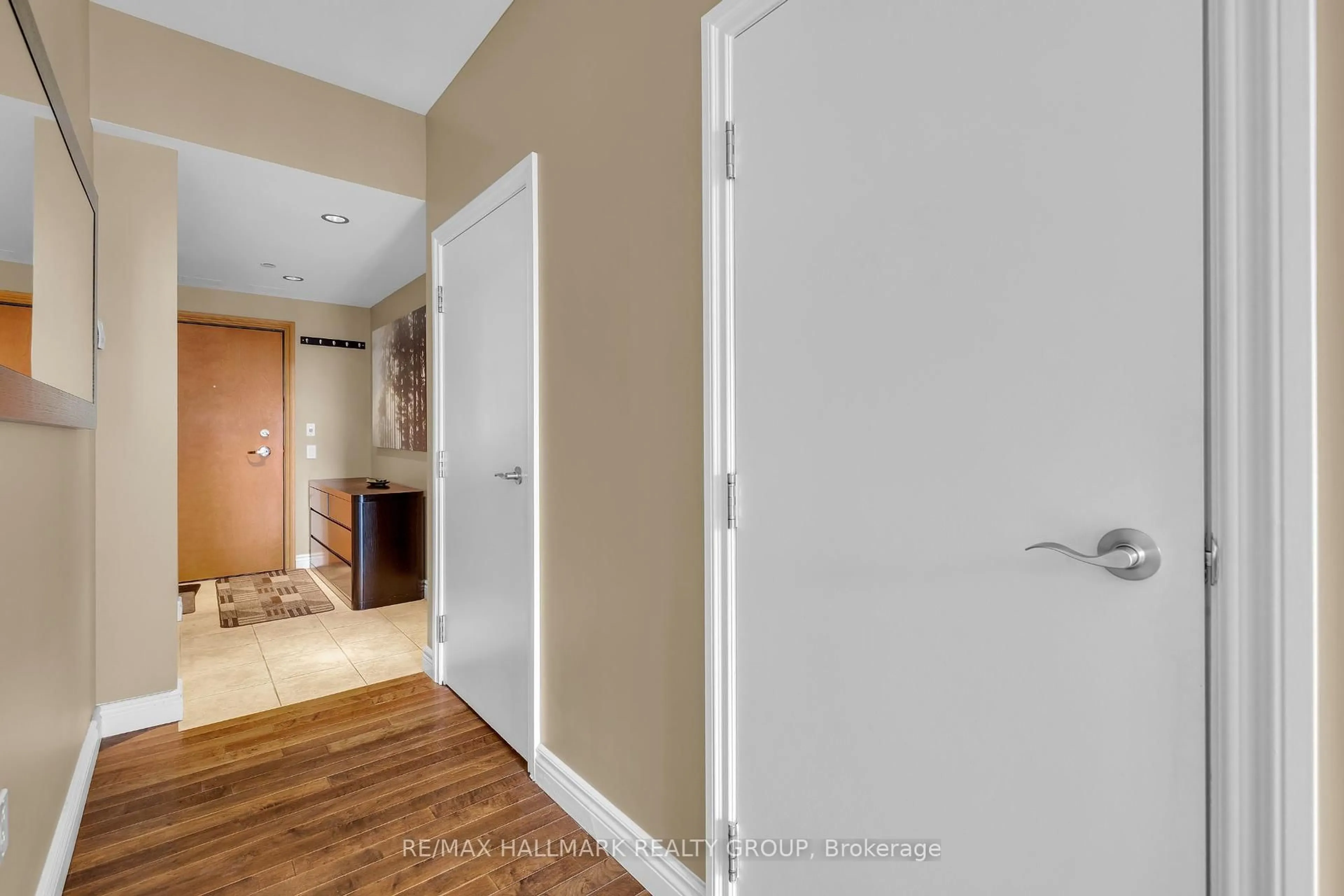 Indoor entryway for 90 George St #509, Ottawa Ontario K1N 0A8