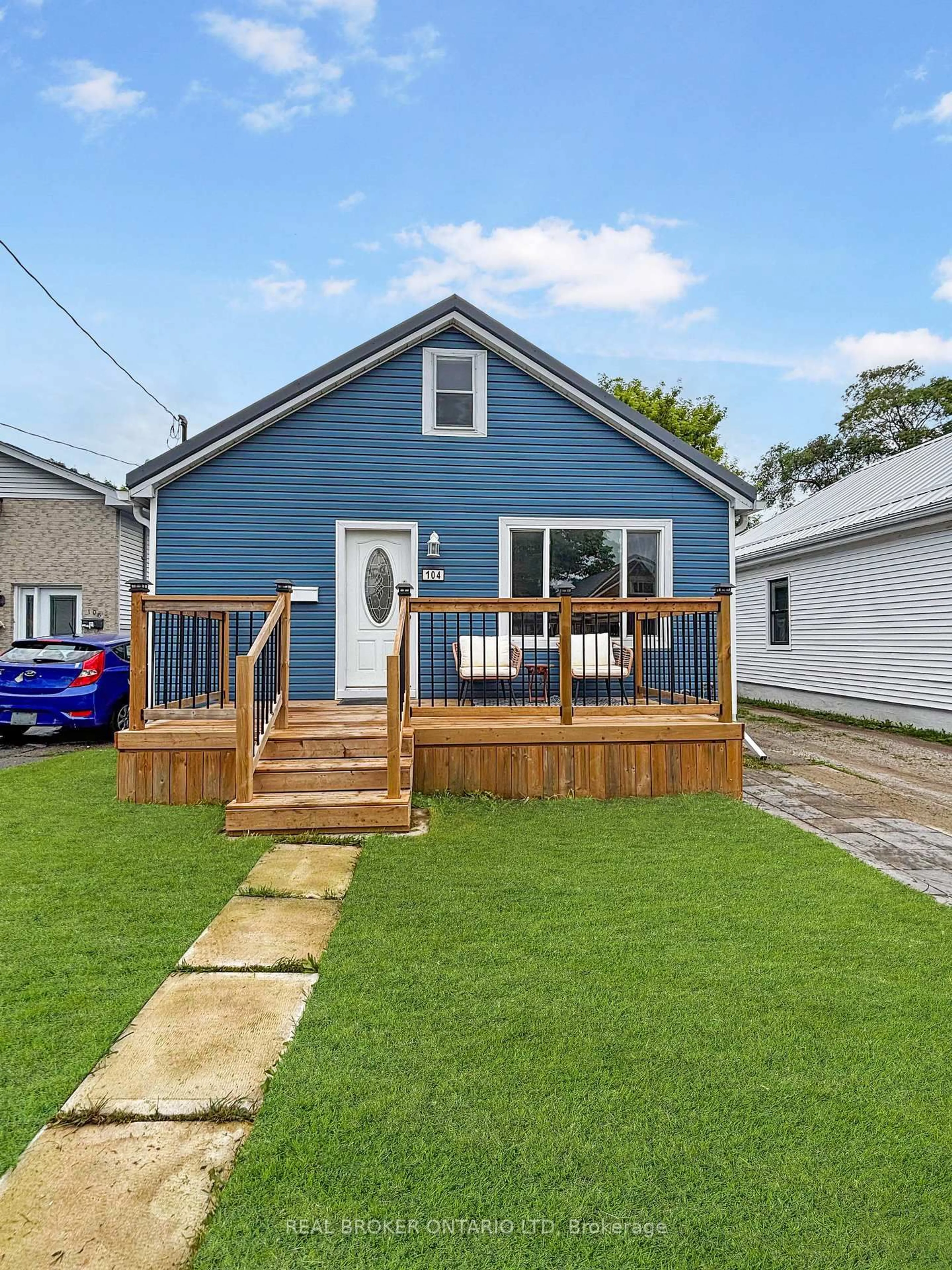 Home with vinyl exterior material, street for 104 Delaware St, London East Ontario N5Z 2N5