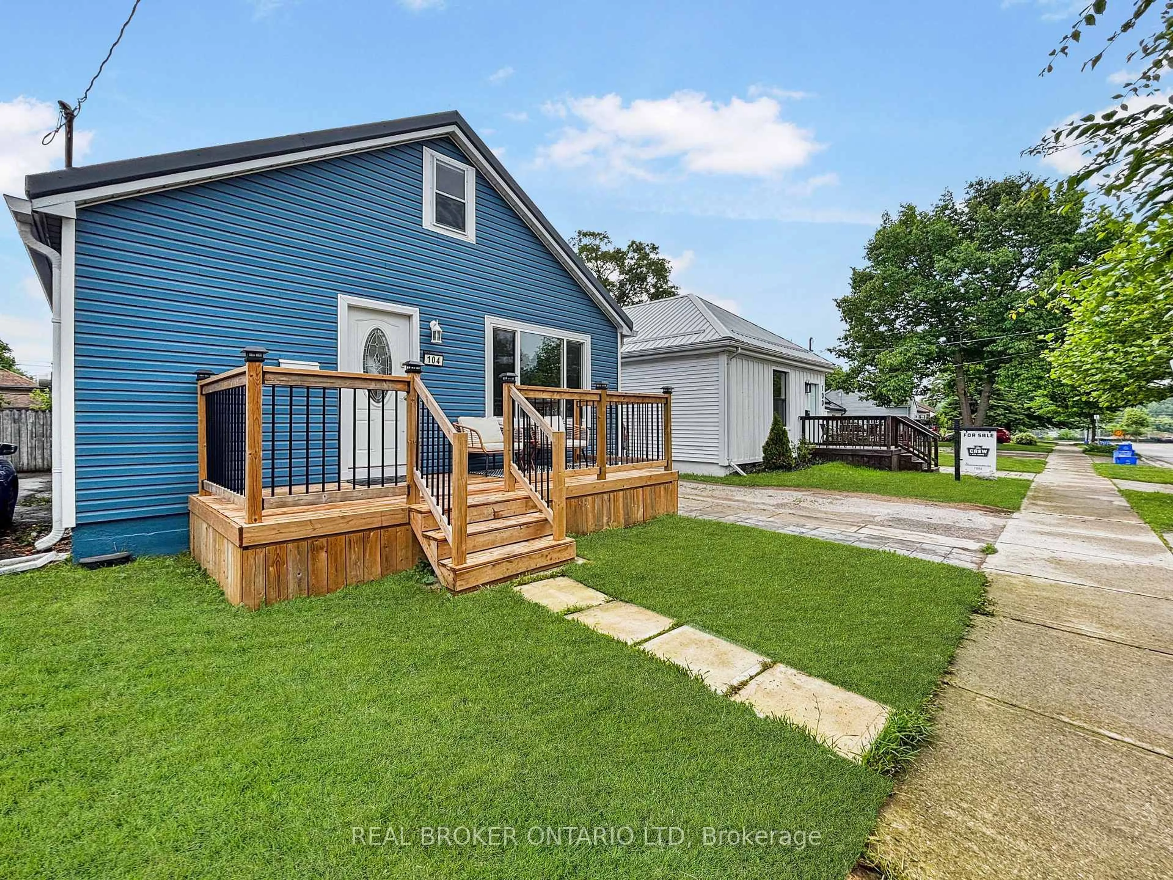 A pic from outside/outdoor area/front of a property/back of a property/a pic from drone, unknown for 104 Delaware St, London East Ontario N5Z 2N5