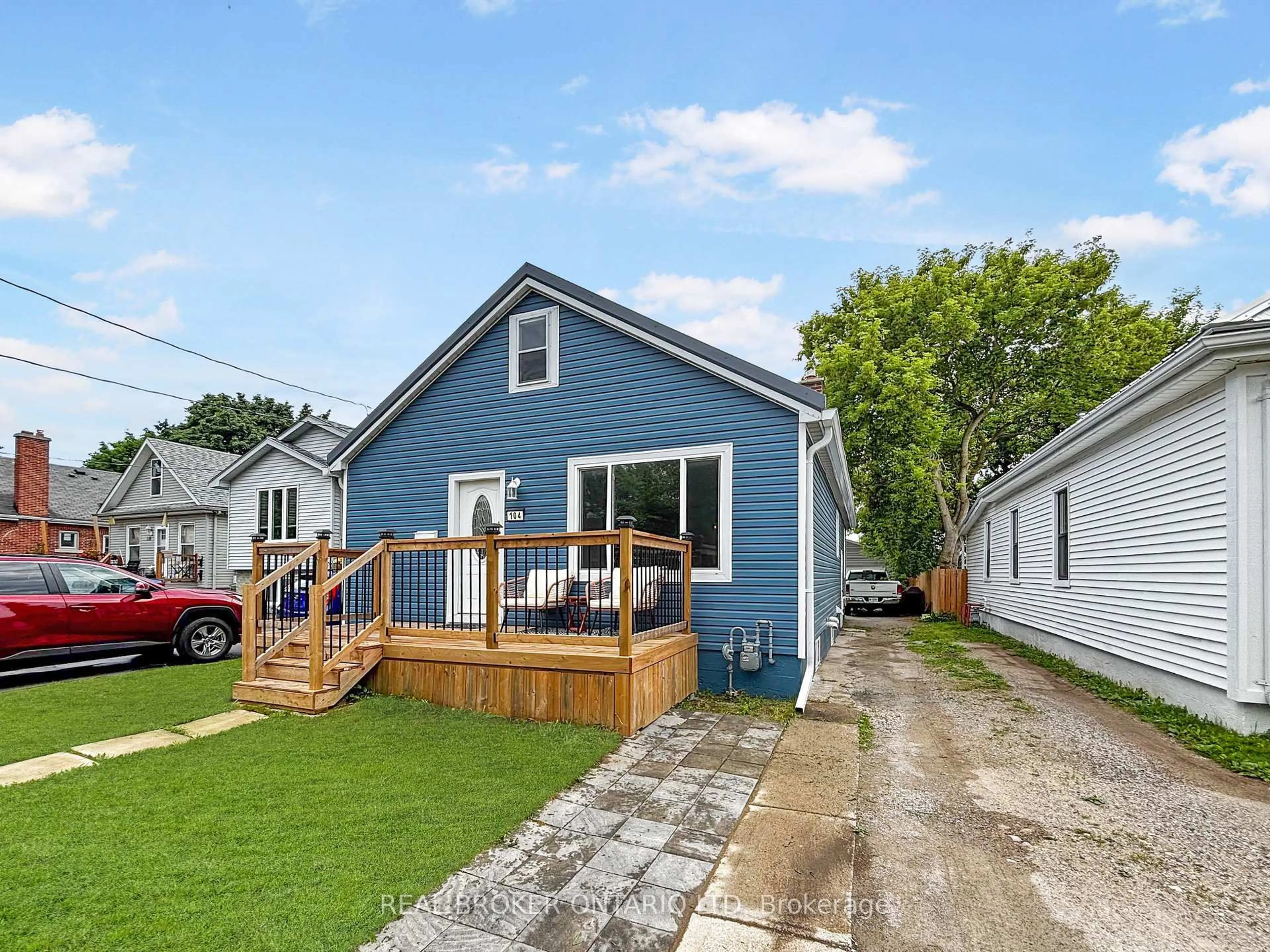 A pic from outside/outdoor area/front of a property/back of a property/a pic from drone, street for 104 Delaware St, London East Ontario N5Z 2N5