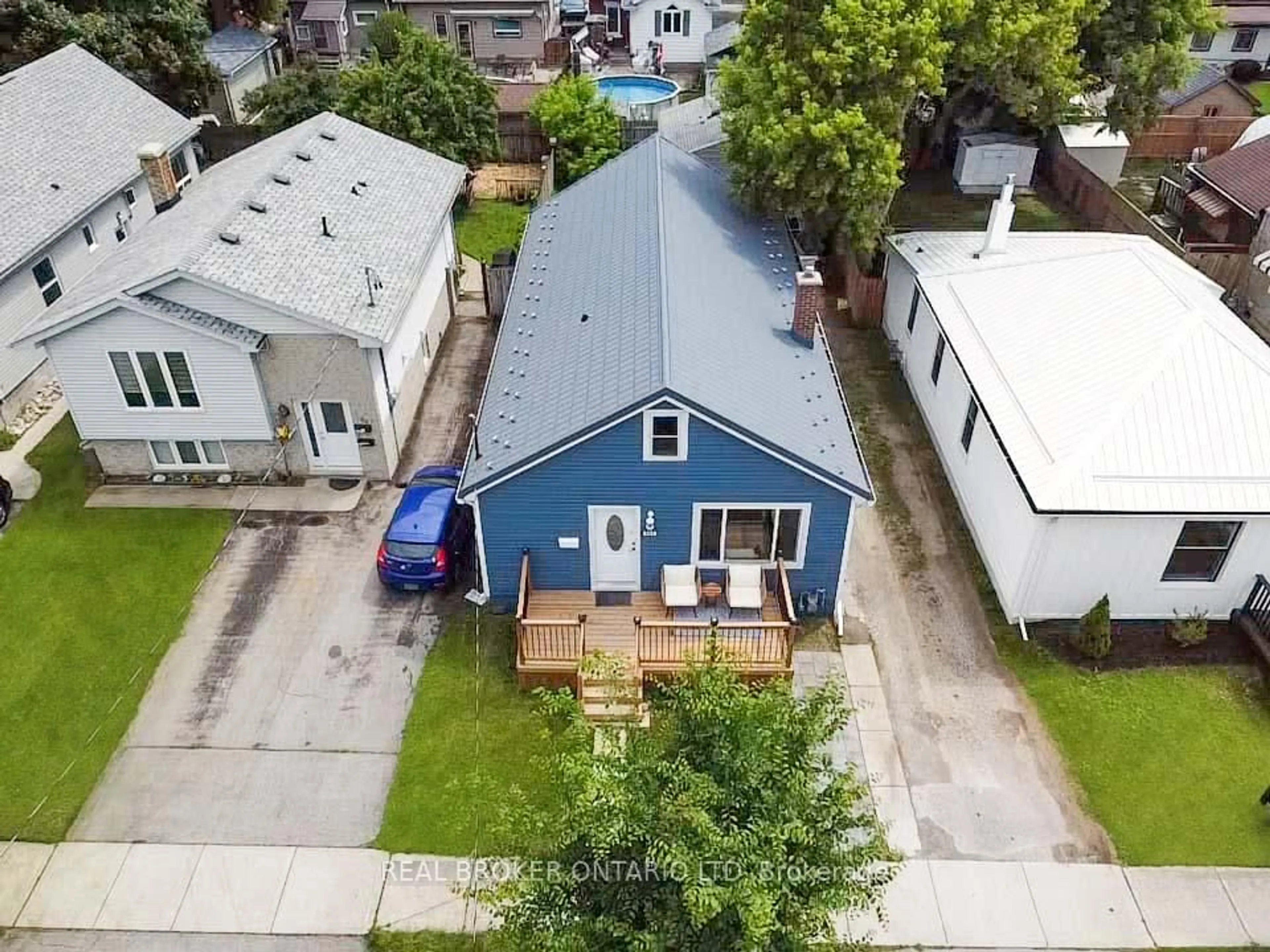 A pic from outside/outdoor area/front of a property/back of a property/a pic from drone, street for 104 Delaware St, London East Ontario N5Z 2N5