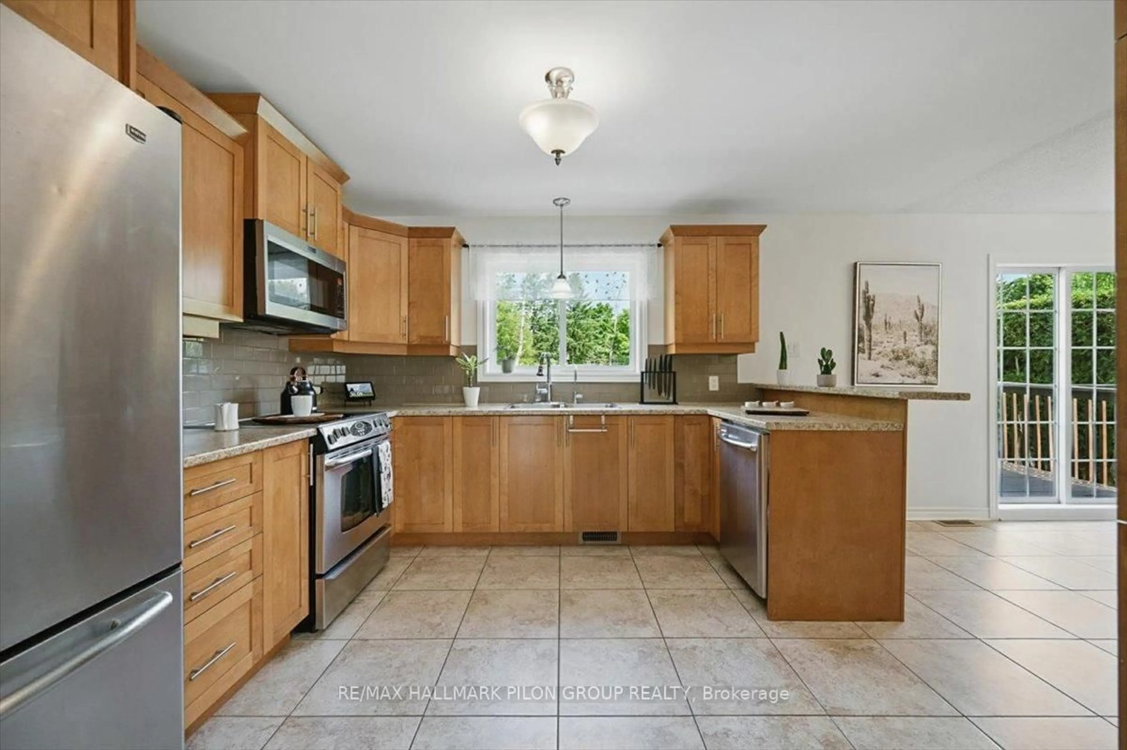 Standard kitchen, ceramic/tile floor for 52 Poole Creek Cres, Ottawa Ontario K2S 1T7