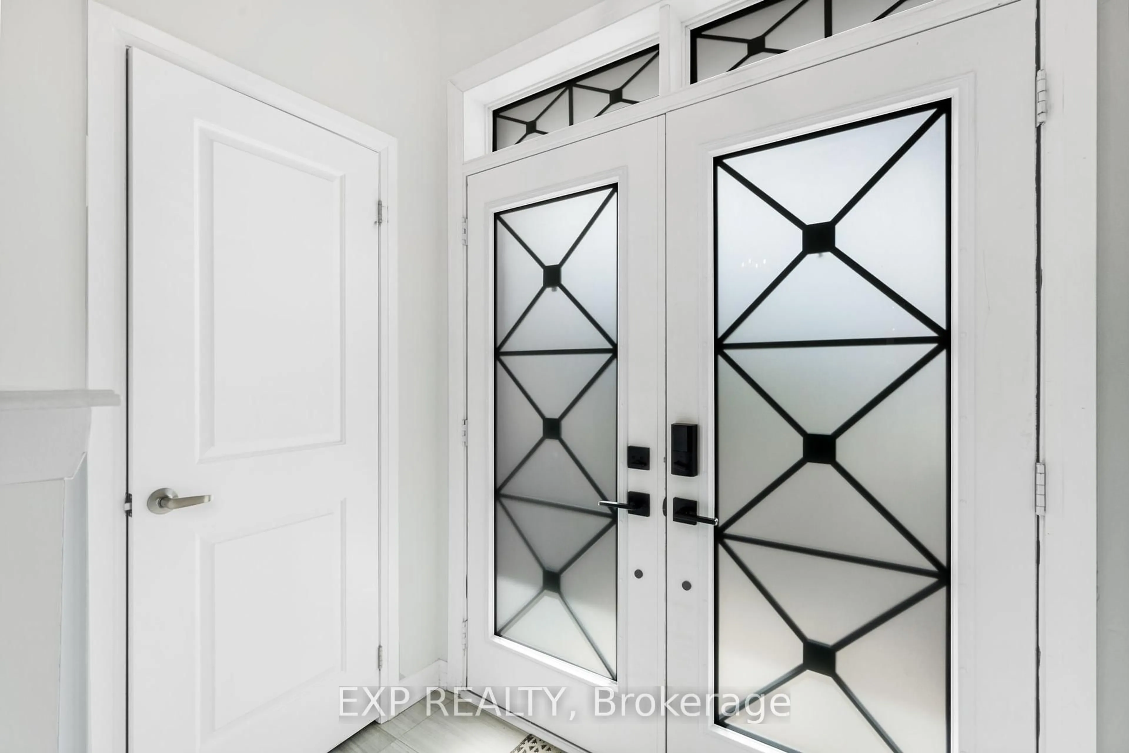 Indoor entryway for 4026 Fracchioni Dr, Lincoln Ontario L3J 0R8