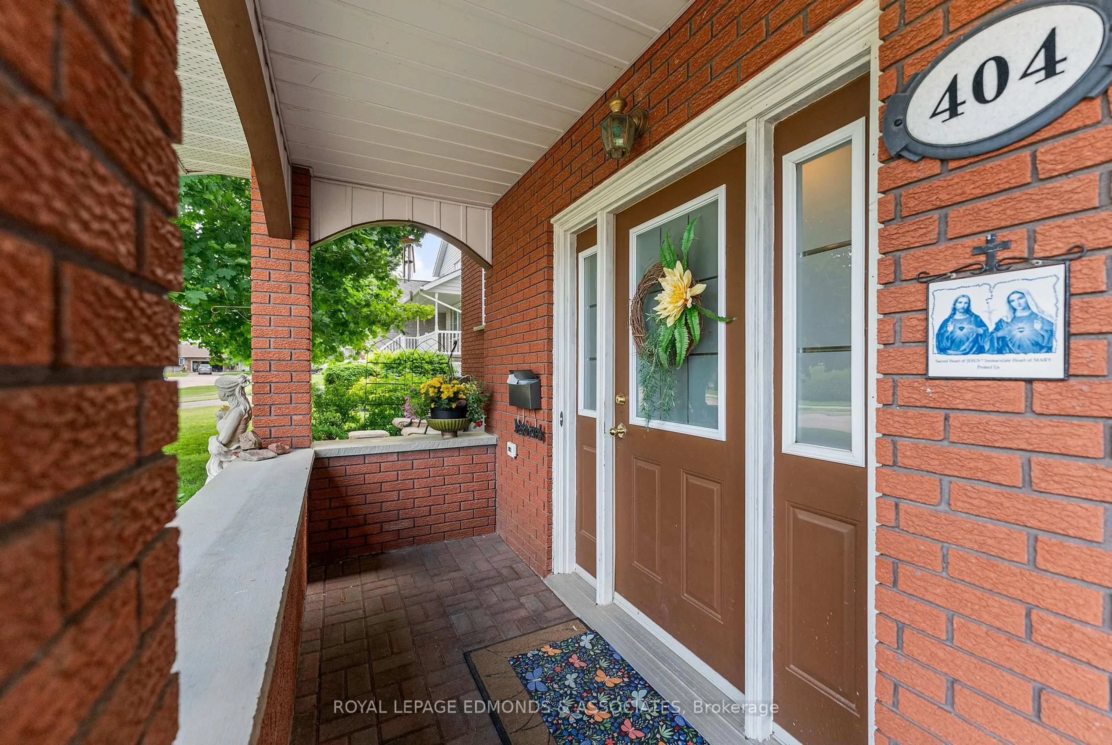 Indoor entryway for 404 Chamberlain St, Pembroke Ontario K8A 7Y2