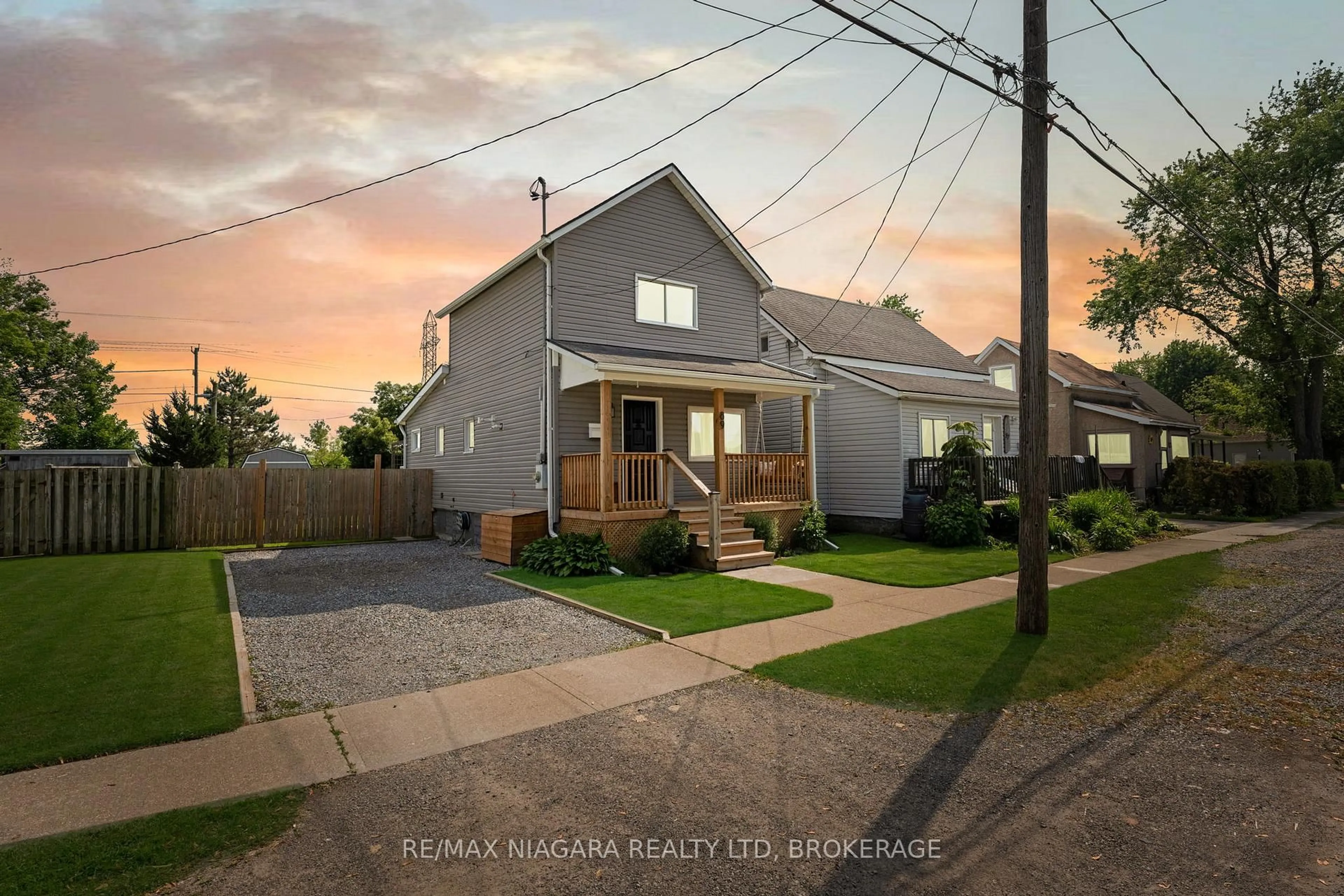 A pic from outside/outdoor area/front of a property/back of a property/a pic from drone, street for 89 Colborne St, Port Colborne Ontario L3K 1G2