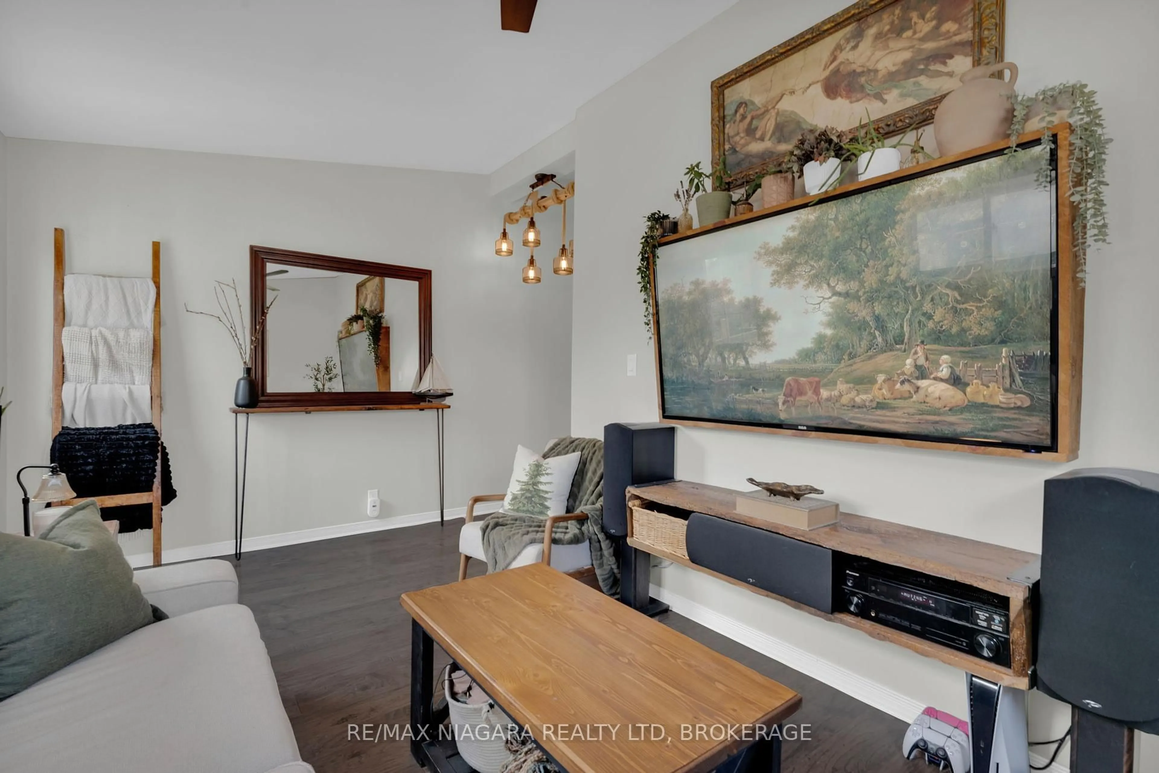 Living room with furniture, wood/laminate floor for 89 Colborne St, Port Colborne Ontario L3K 1G2