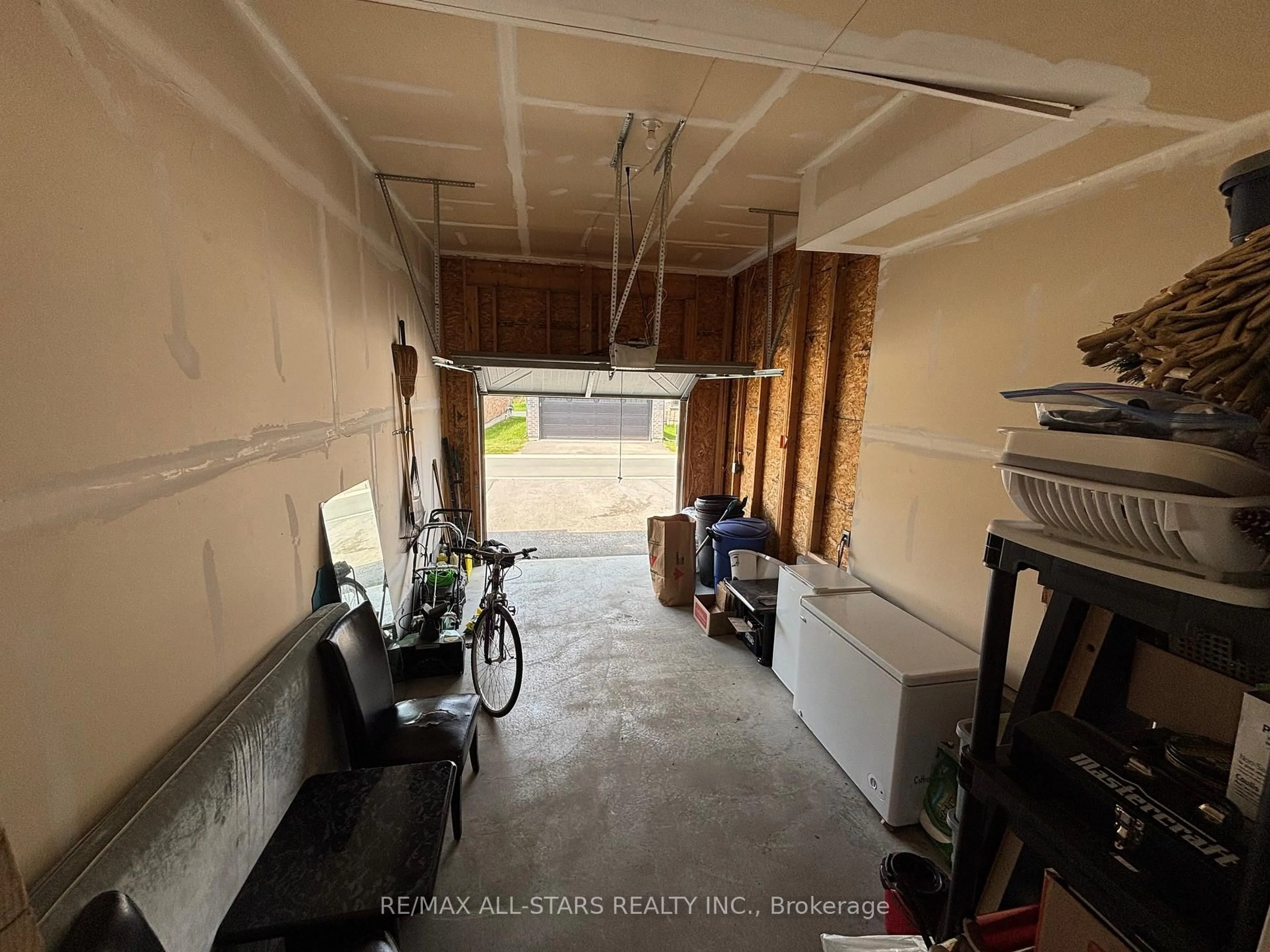 A pic of a room for 845 Broadway Blvd, Peterborough North Ontario K9H 0J1