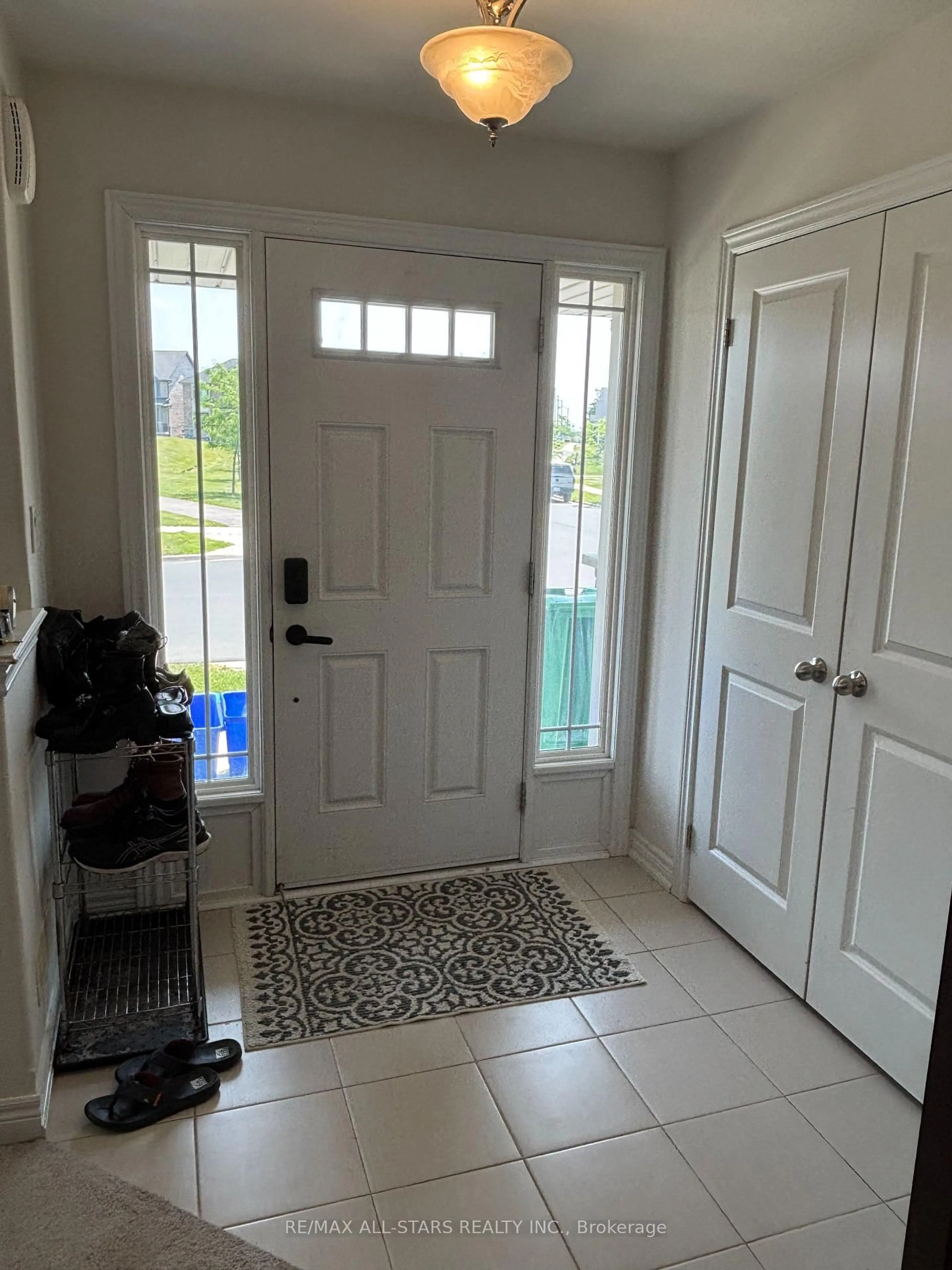 Indoor entryway for 845 Broadway Blvd, Peterborough North Ontario K9H 0J1