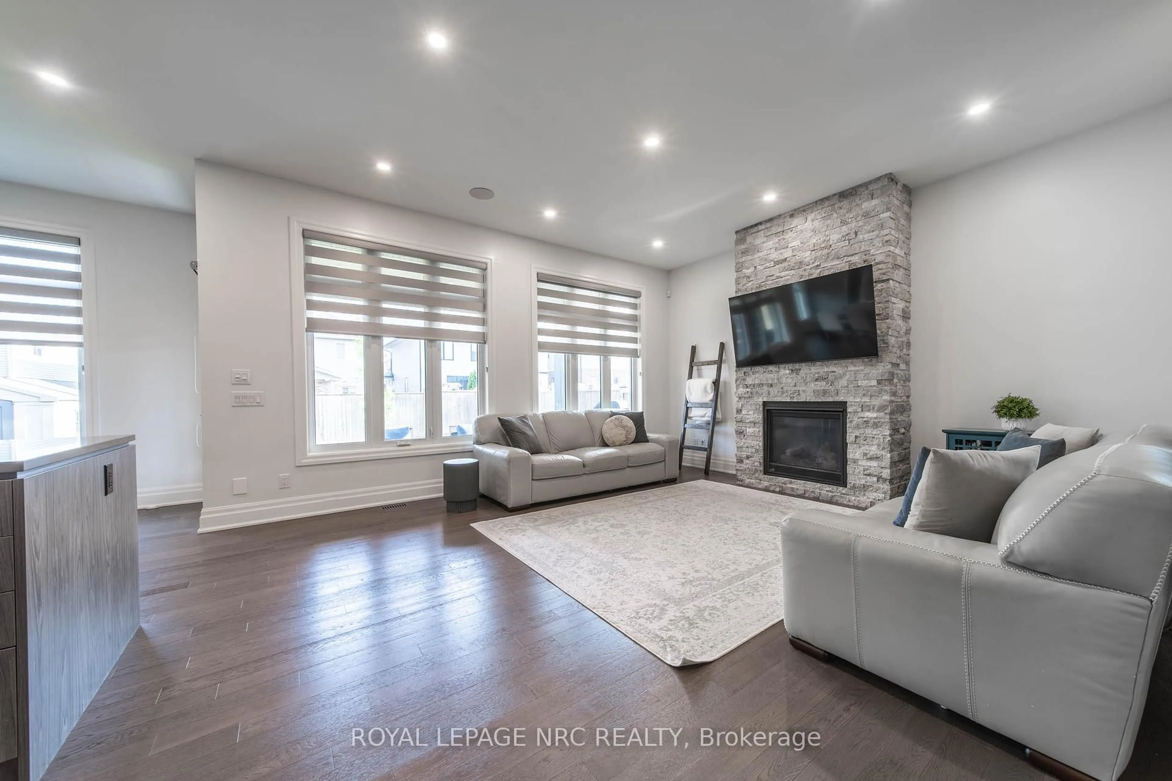 Living room with furniture, unknown for 5 Autumn Ave, Thorold Ontario L2V 0B6