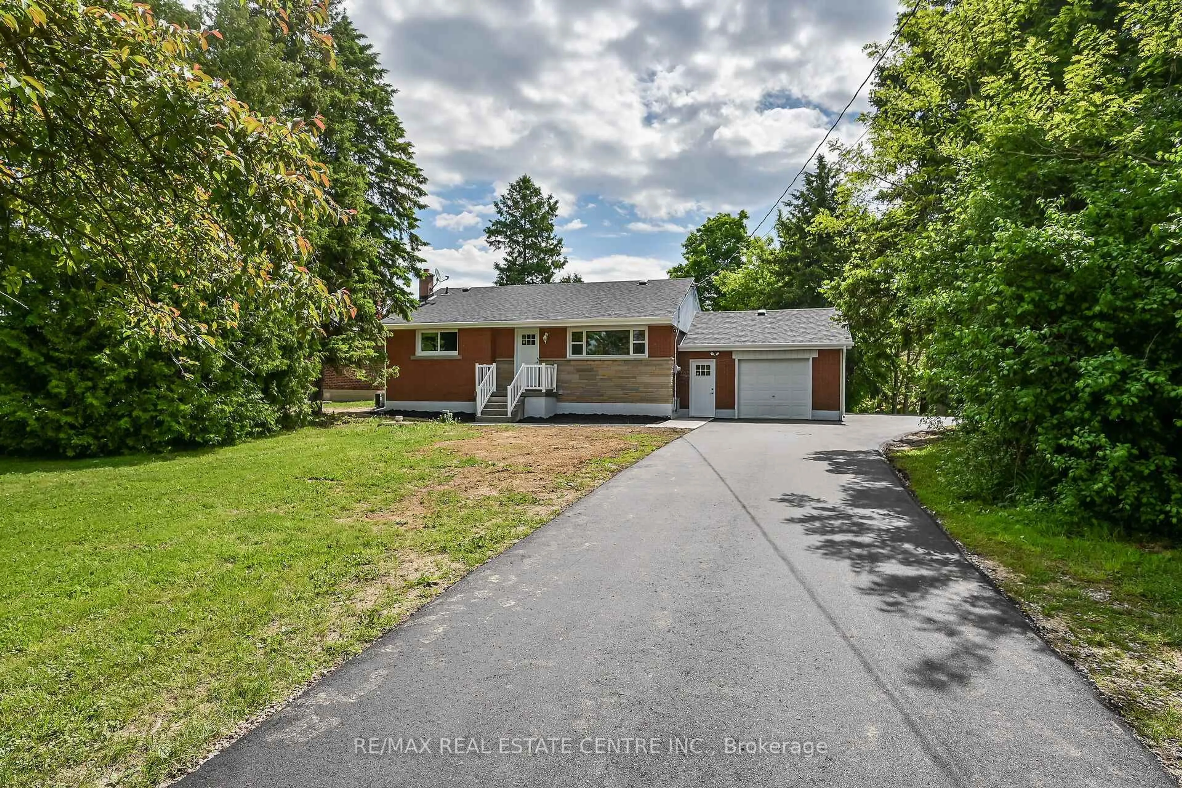 A pic from outside/outdoor area/front of a property/back of a property/a pic from drone, street for 1645 Glancaster Rd, Hamilton Ontario L0R 1W0