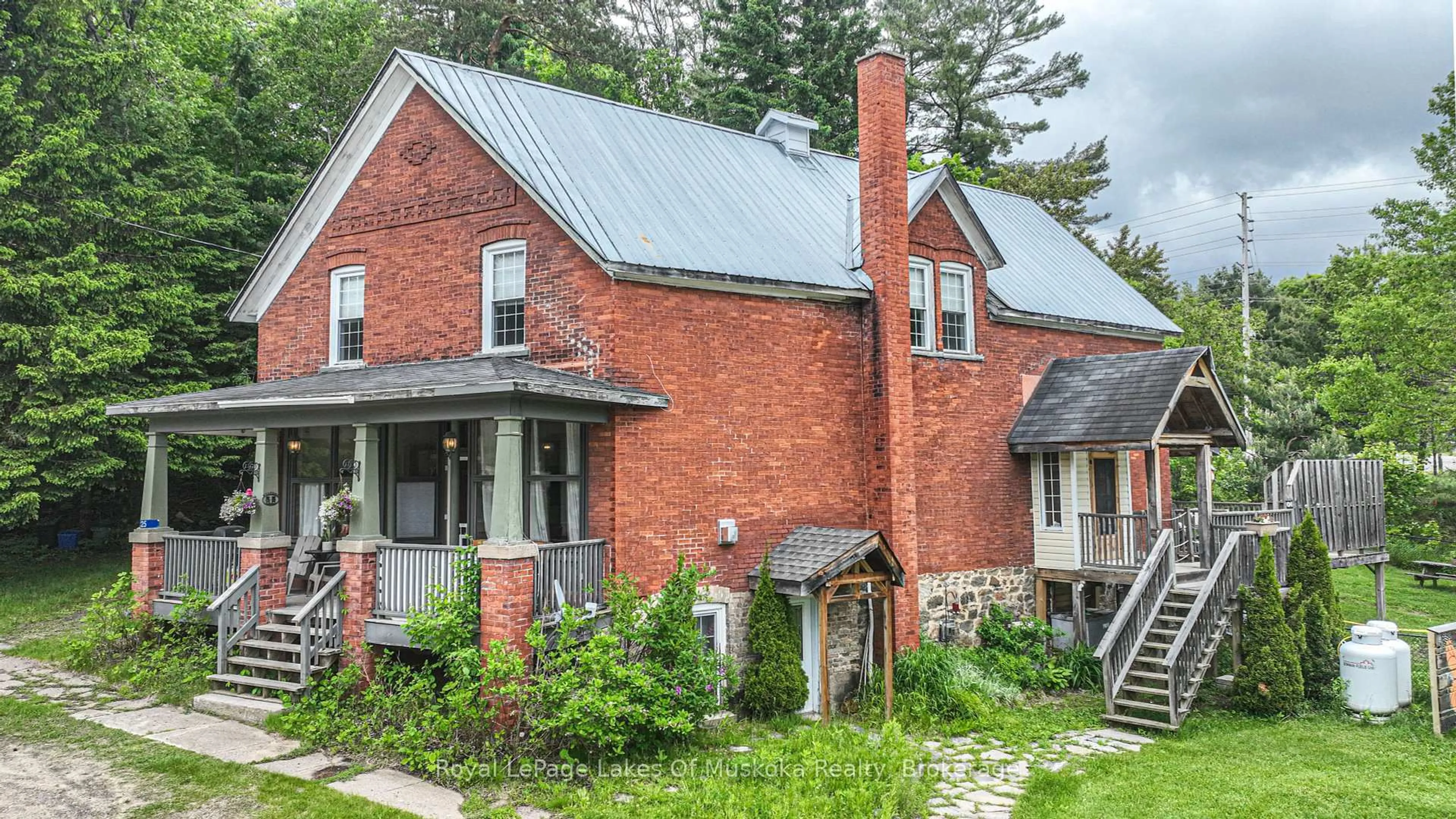 Home with brick exterior material, building for 25 Township Hall Rd, Huntsville Ontario P0B 1M0