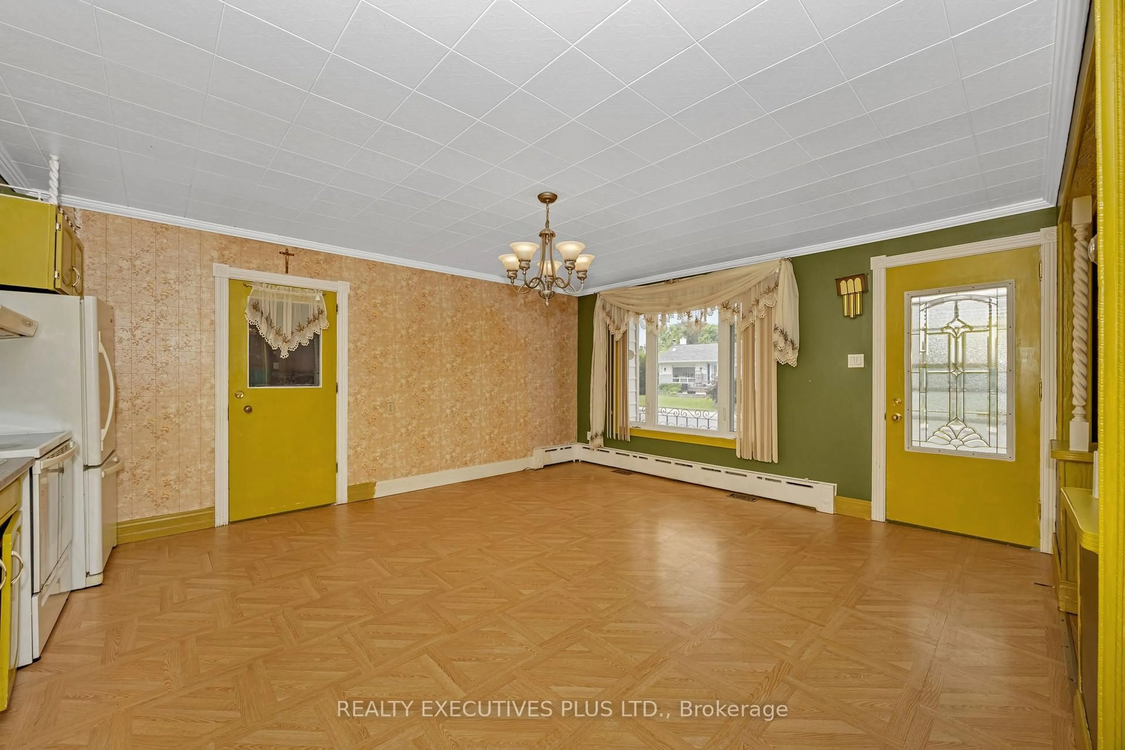 Indoor foyer for 143 Herbert St, The Nation Ontario K0A 2M0
