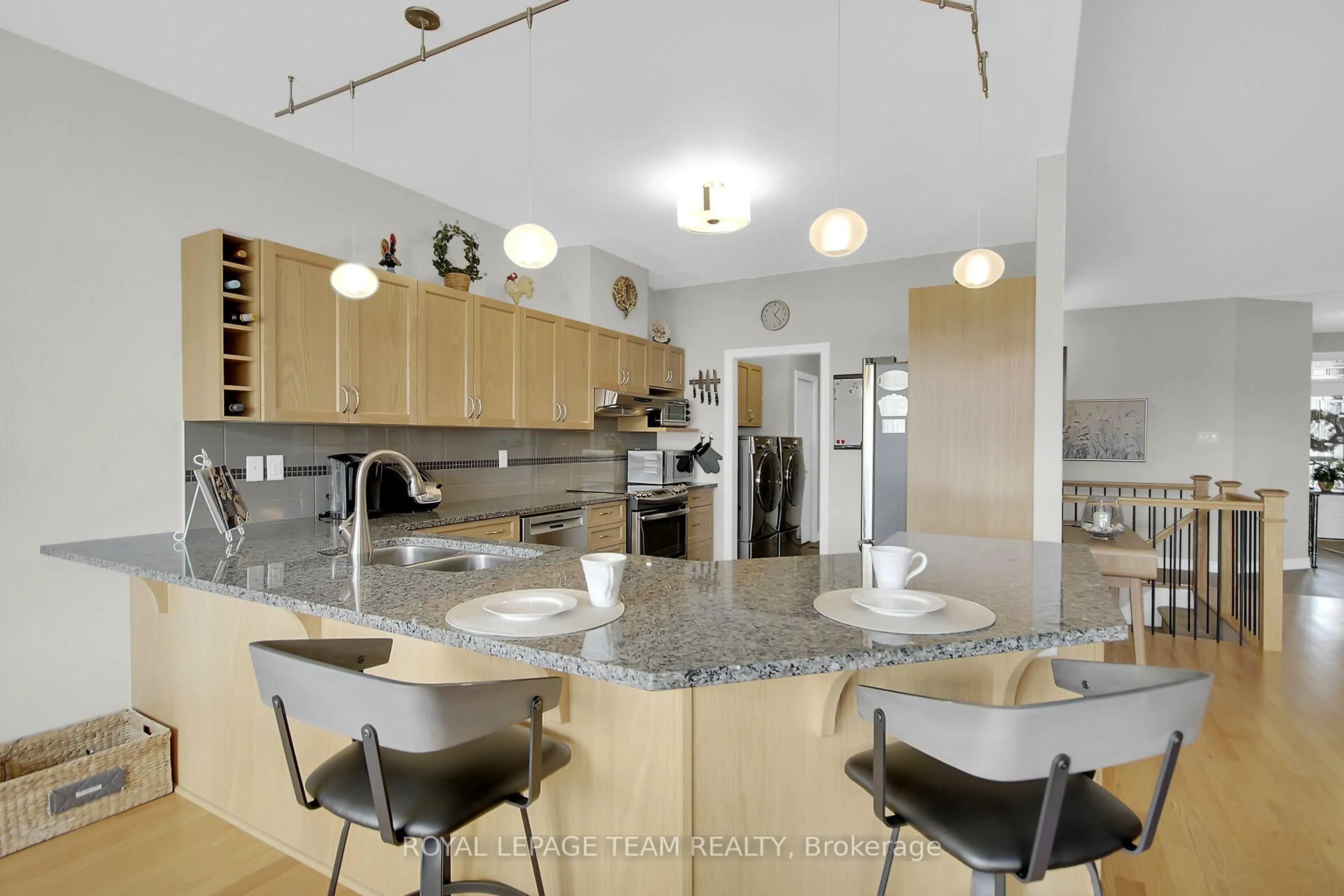 Contemporary kitchen, ceramic/tile floor for 122 Passageway Private, Ottawa Ontario K2M 2B5