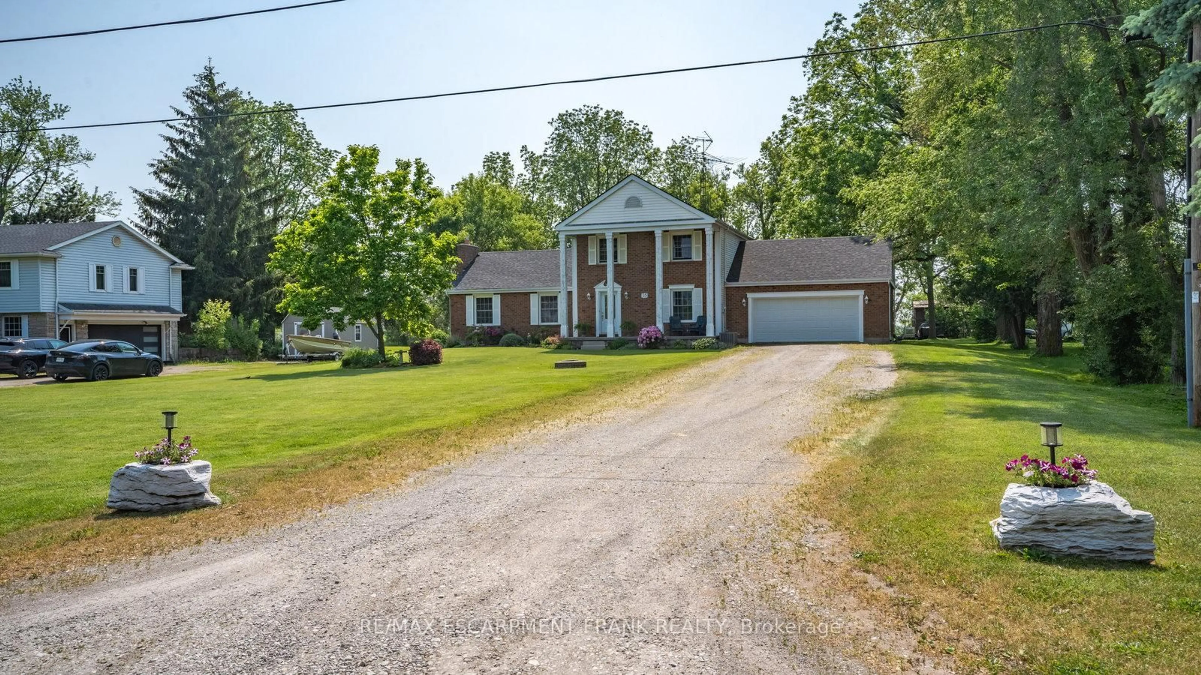 A pic from outside/outdoor area/front of a property/back of a property/a pic from drone, street for 35 Blossom Ave, Brantford Ontario N3T 5L9