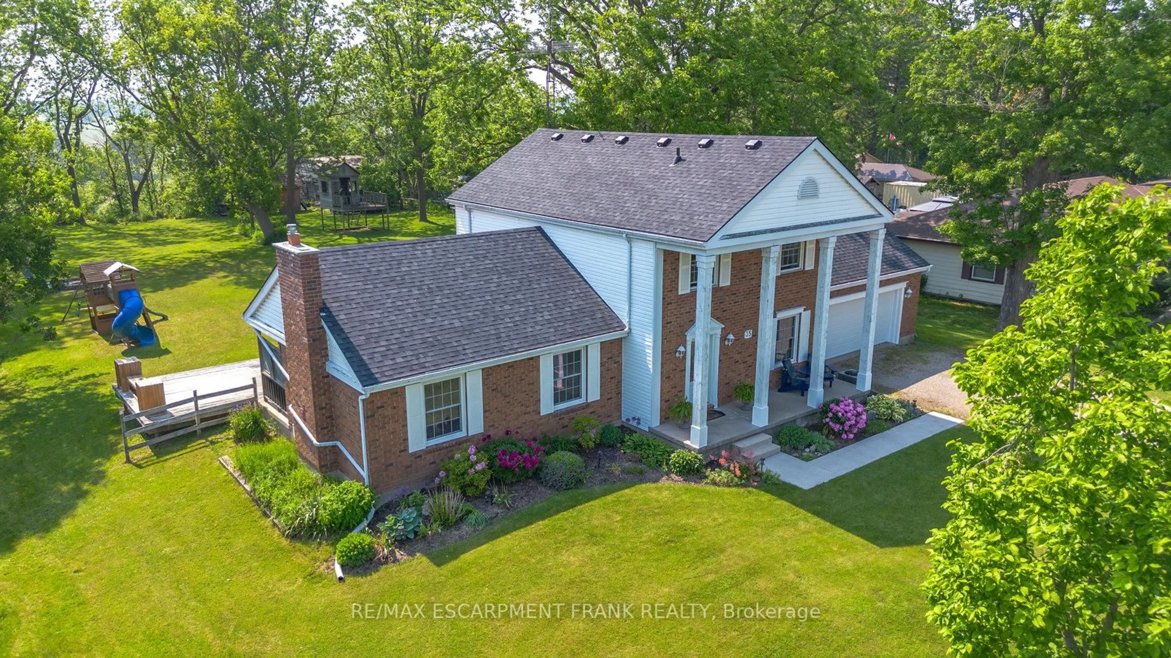 A pic from outside/outdoor area/front of a property/back of a property/a pic from drone, unknown for 35 Blossom Ave, Brantford Ontario N3T 5L9