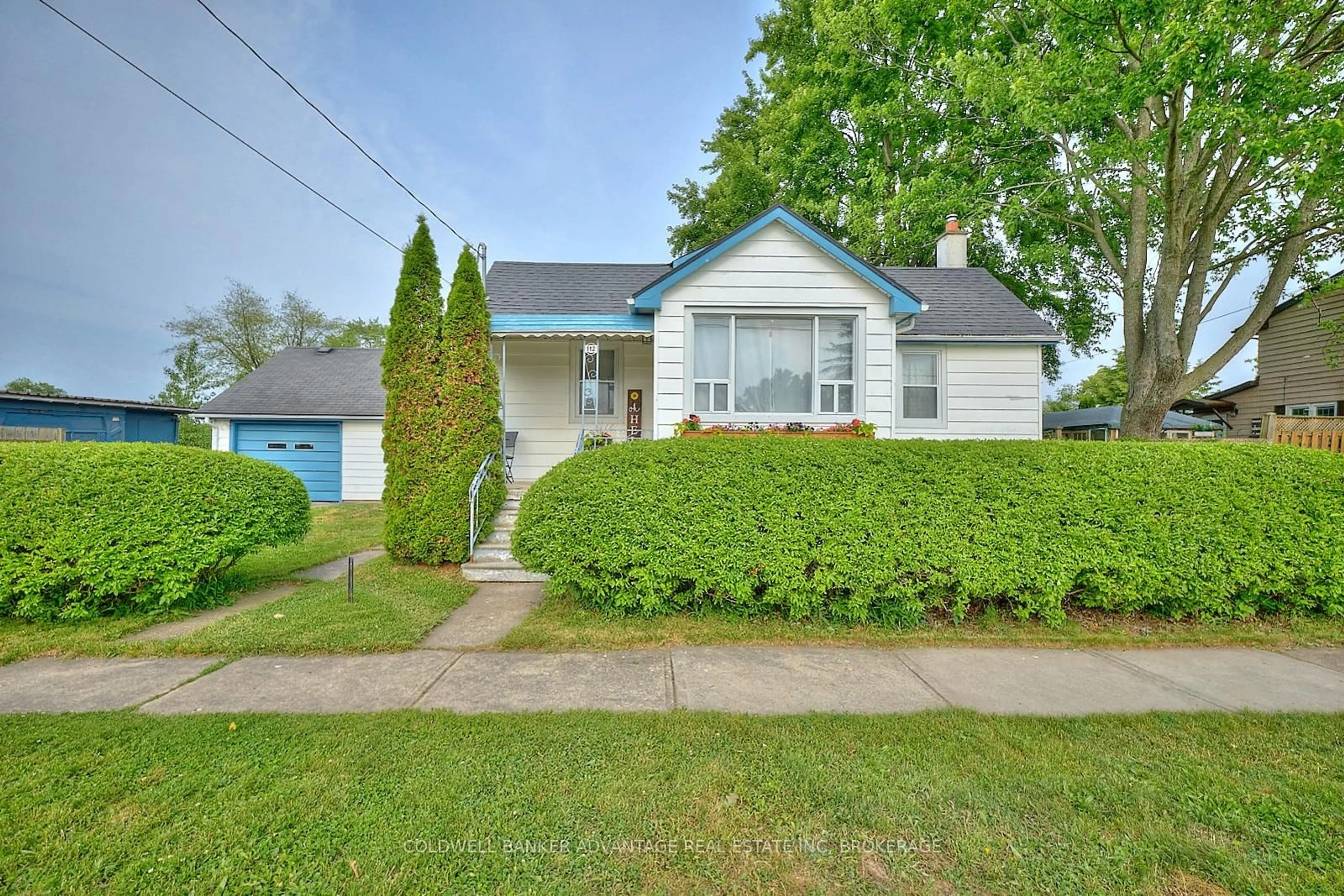 A pic from outside/outdoor area/front of a property/back of a property/a pic from drone, street for 112 St Augustine Ave, Welland Ontario L3C 2K7