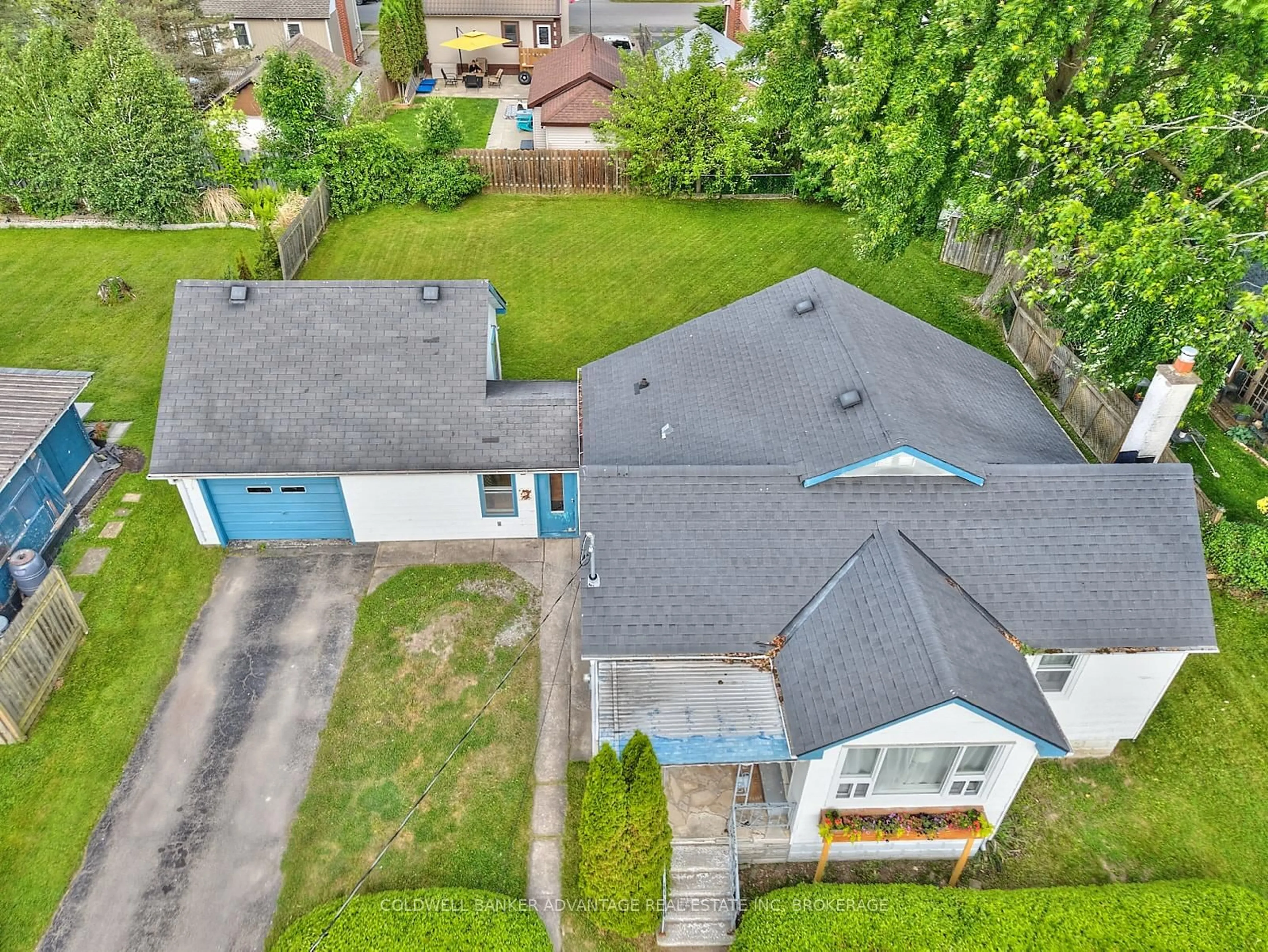 A pic from outside/outdoor area/front of a property/back of a property/a pic from drone, street for 112 St Augustine Ave, Welland Ontario L3C 2K7