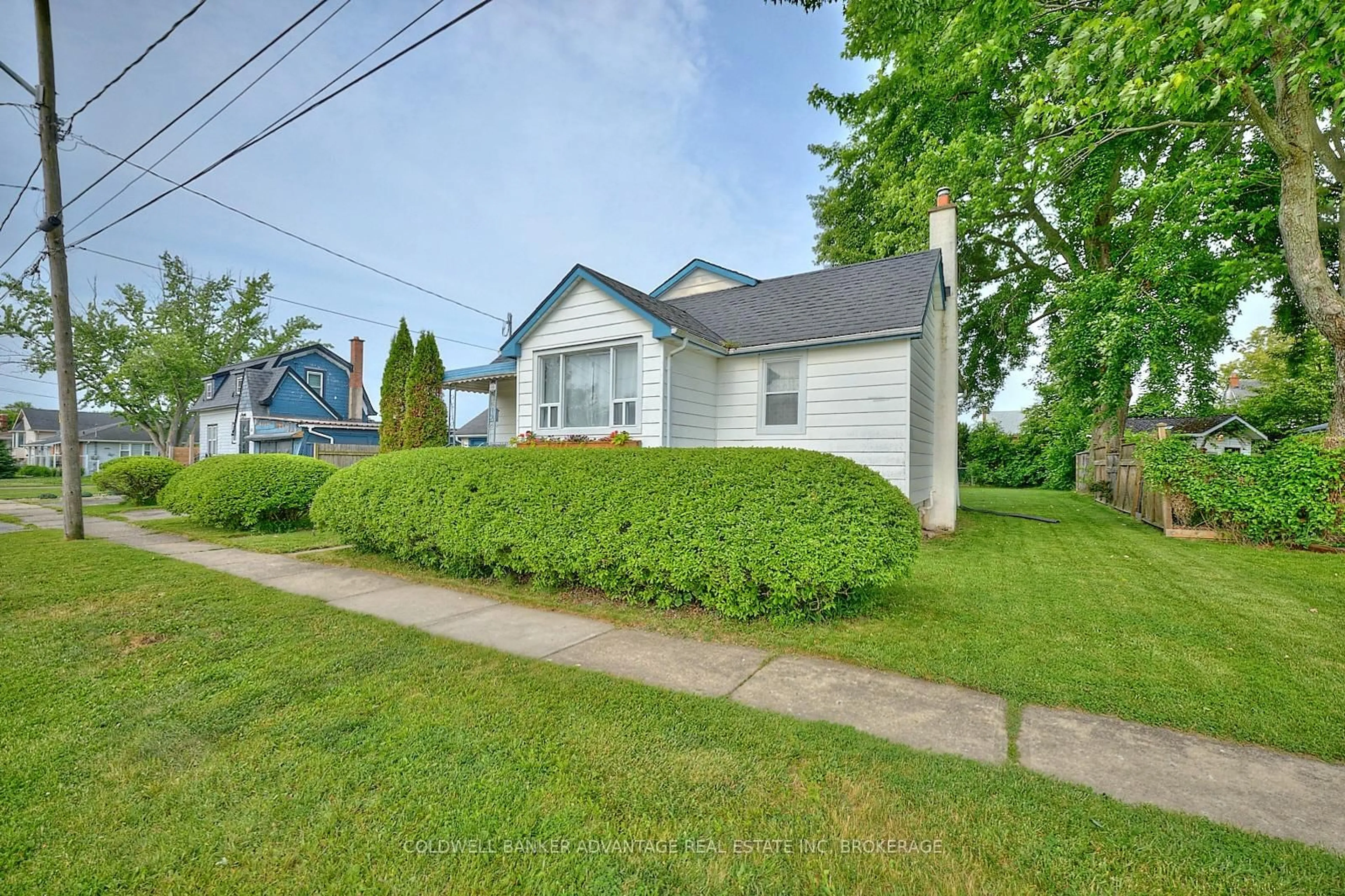 A pic from outside/outdoor area/front of a property/back of a property/a pic from drone, street for 112 St Augustine Ave, Welland Ontario L3C 2K7