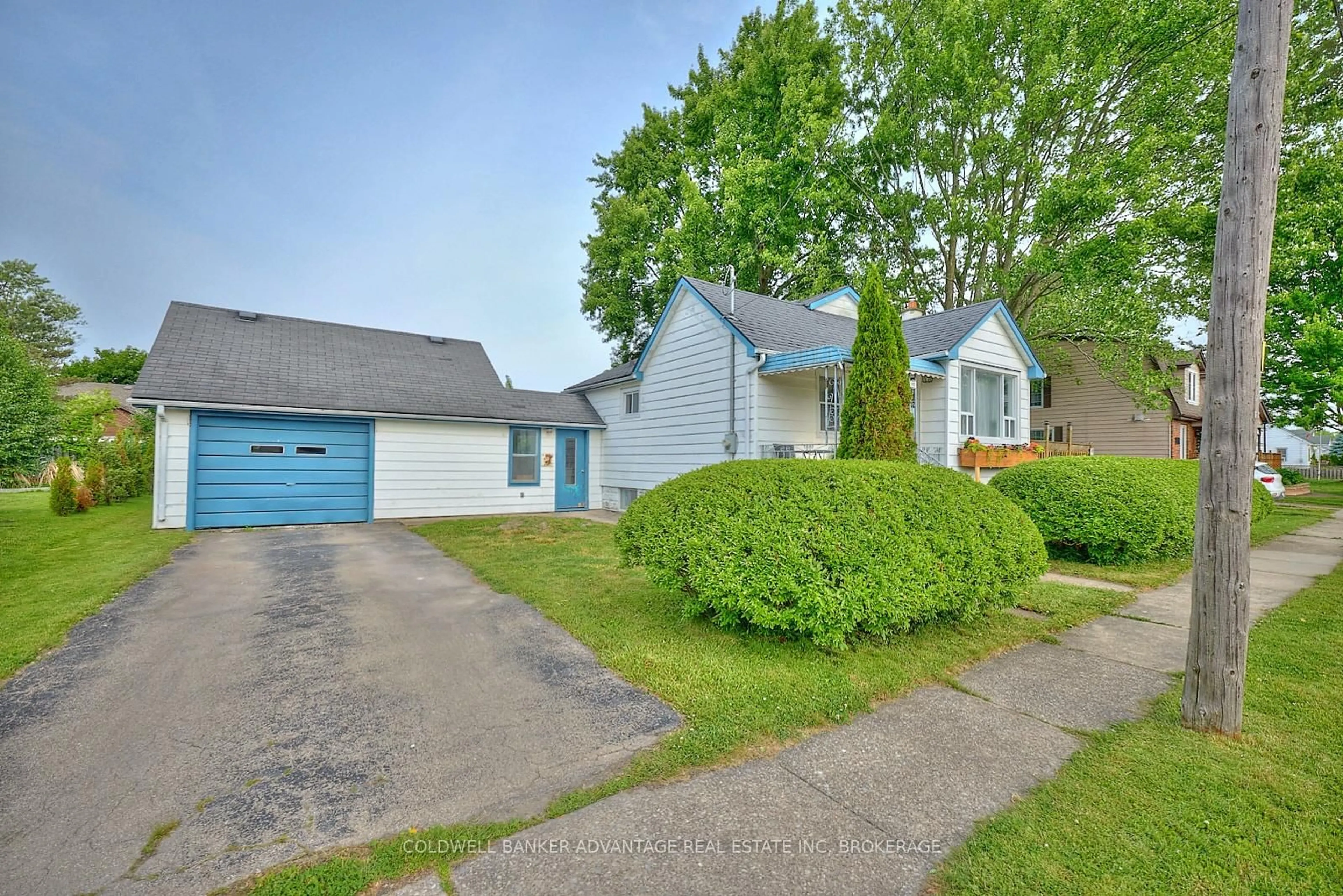 A pic from outside/outdoor area/front of a property/back of a property/a pic from drone, street for 112 St Augustine Ave, Welland Ontario L3C 2K7