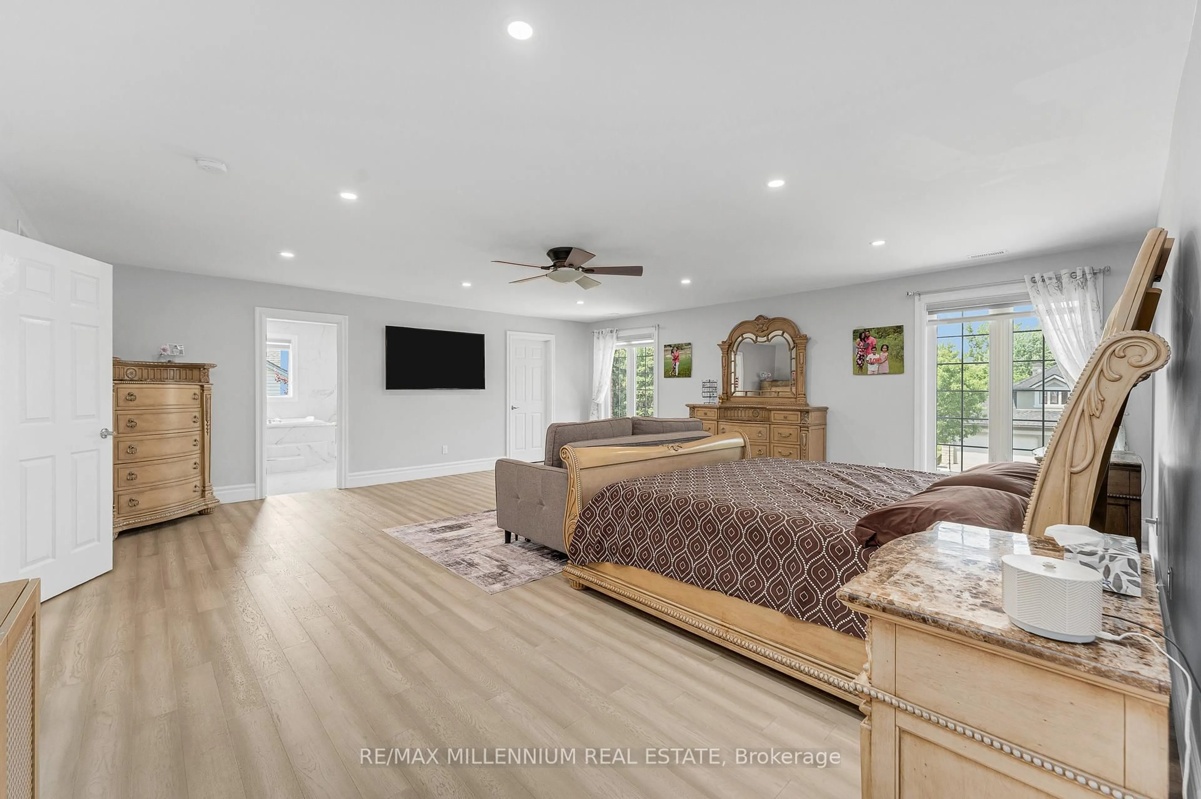 A pic of a room for 449 Chambers Dr, Windsor Ontario N8N 4R5
