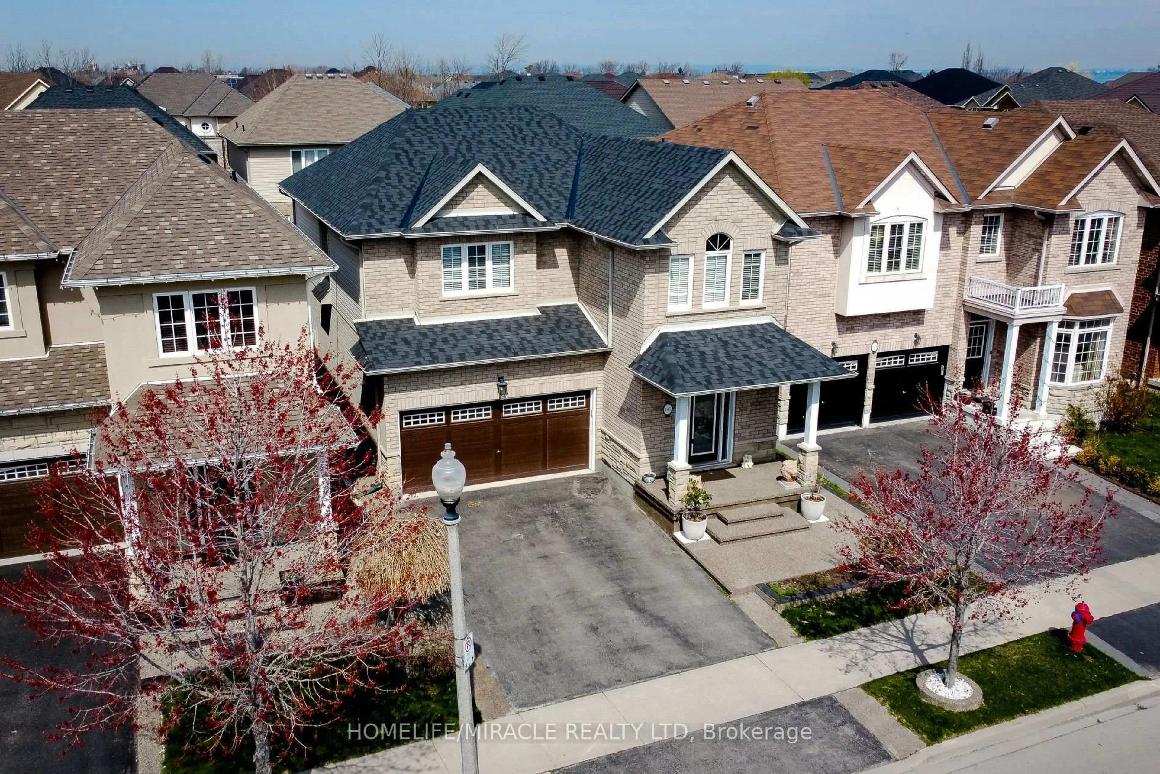 A pic from outside/outdoor area/front of a property/back of a property/a pic from drone, street for 185 Palacebeach Tr, Hamilton Ontario L8E 0C2
