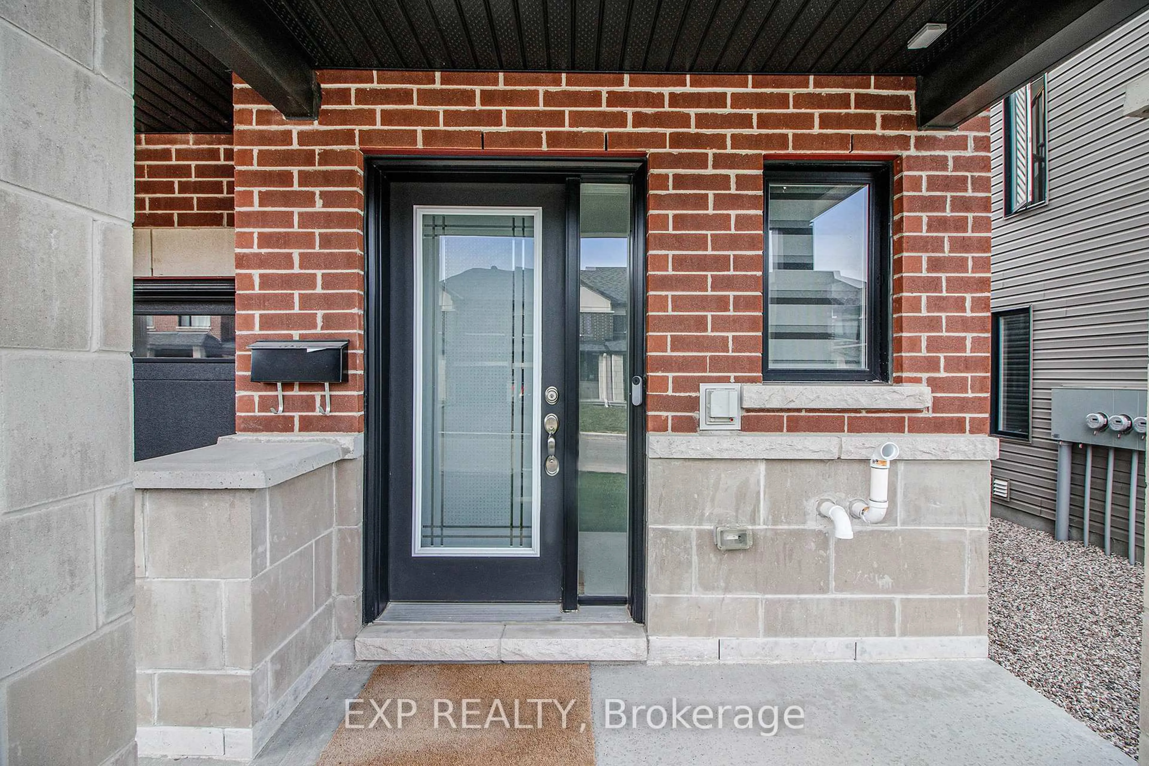 Indoor entryway for 562 Tahoe Hts, Ottawa Ontario K1T 0X5
