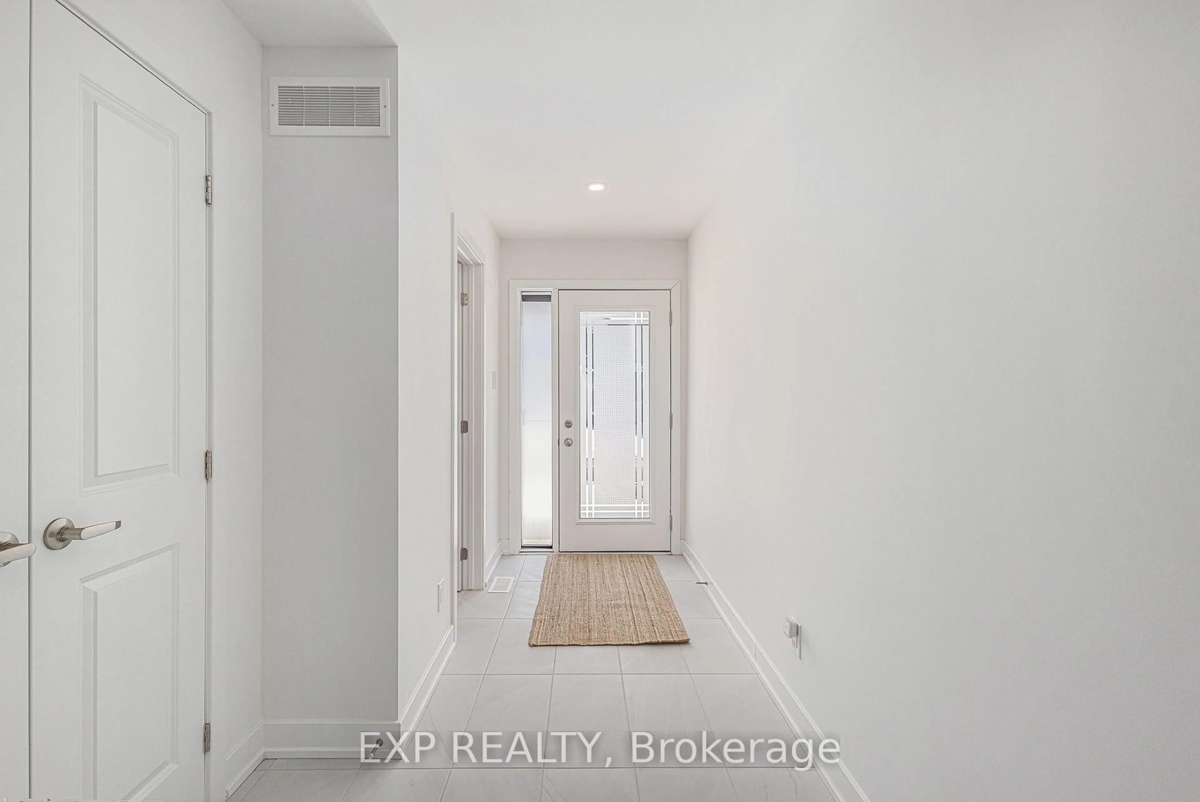 Indoor entryway for 562 Tahoe Hts, Ottawa Ontario K1T 0X5