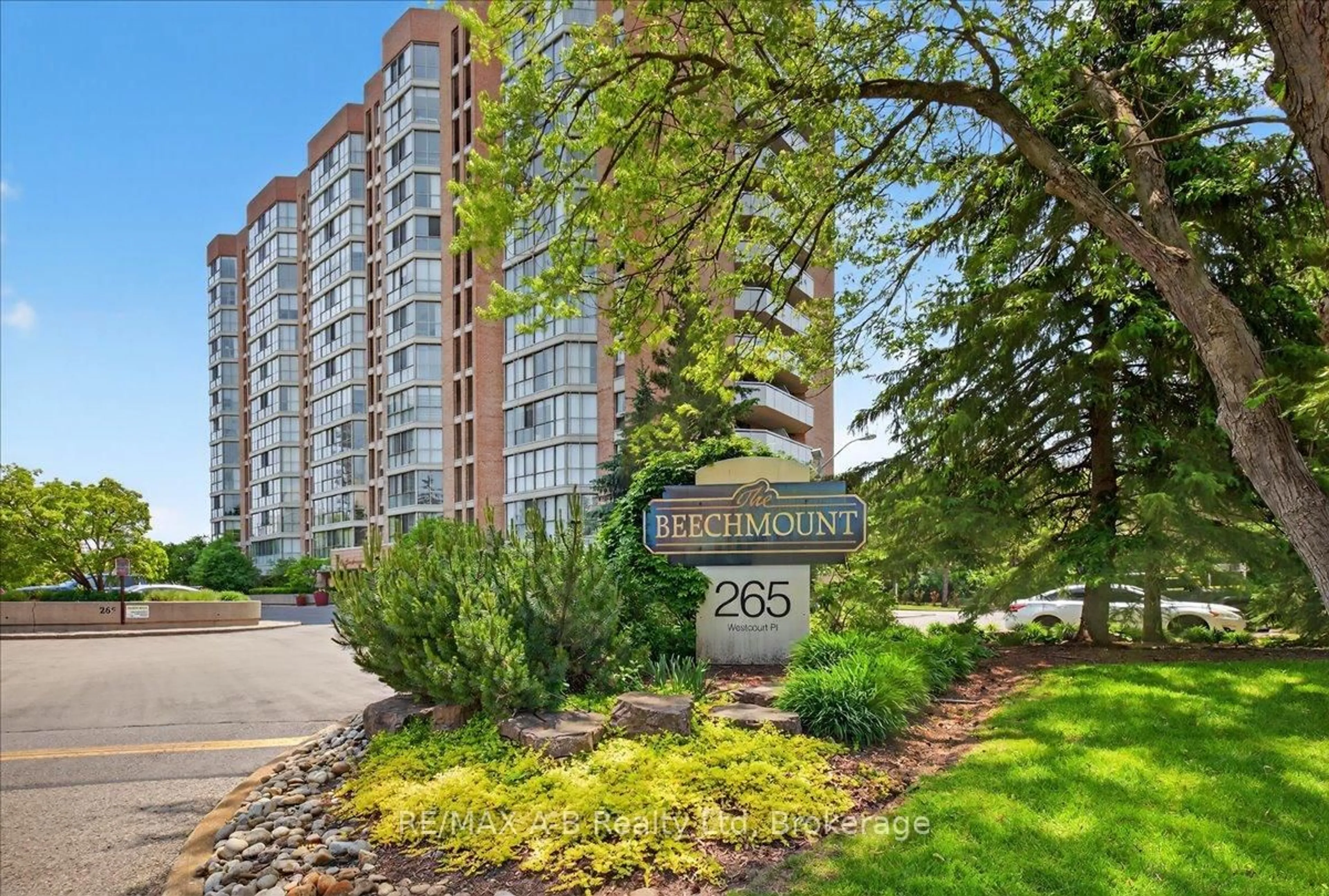 Indoor foyer for 265 Westcourt Pl, Waterloo Ontario N2L 6E4