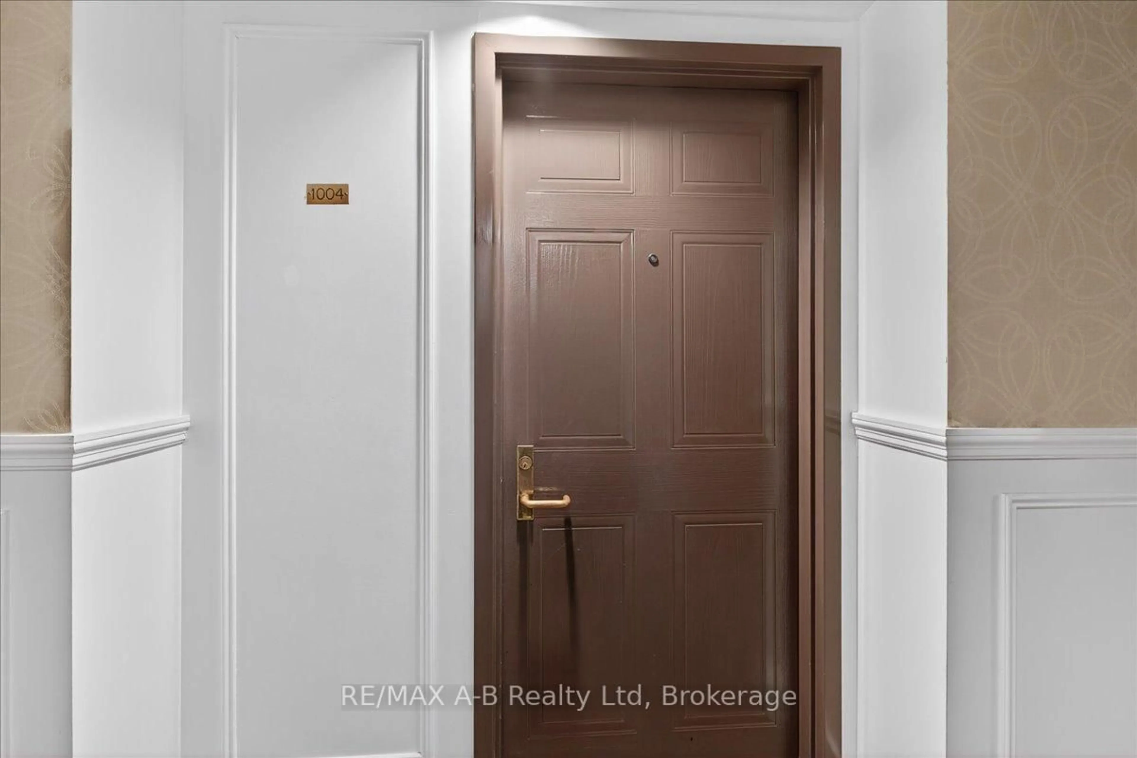 Indoor entryway for 265 Westcourt Pl #1004, Waterloo Ontario N2L 6E4