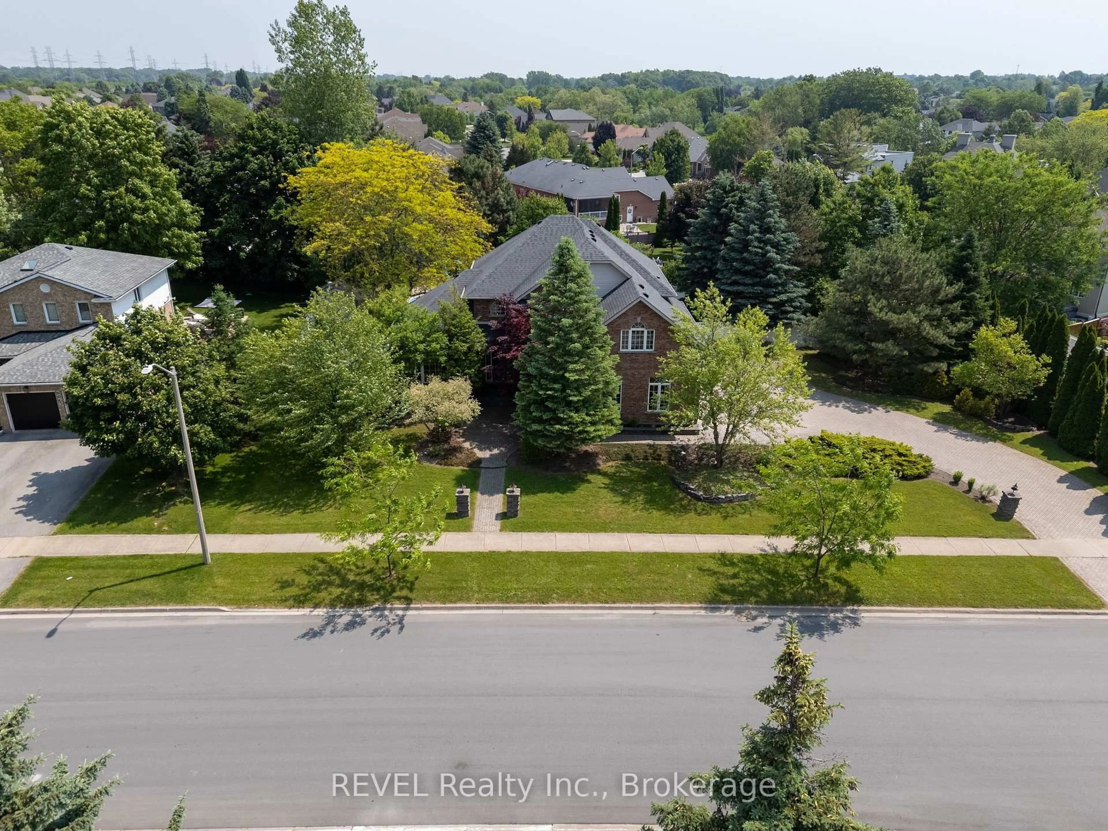 A pic from outside/outdoor area/front of a property/back of a property/a pic from drone, street for 8055 Mount Carmel Blvd, Niagara Falls Ontario L2H 2Z1