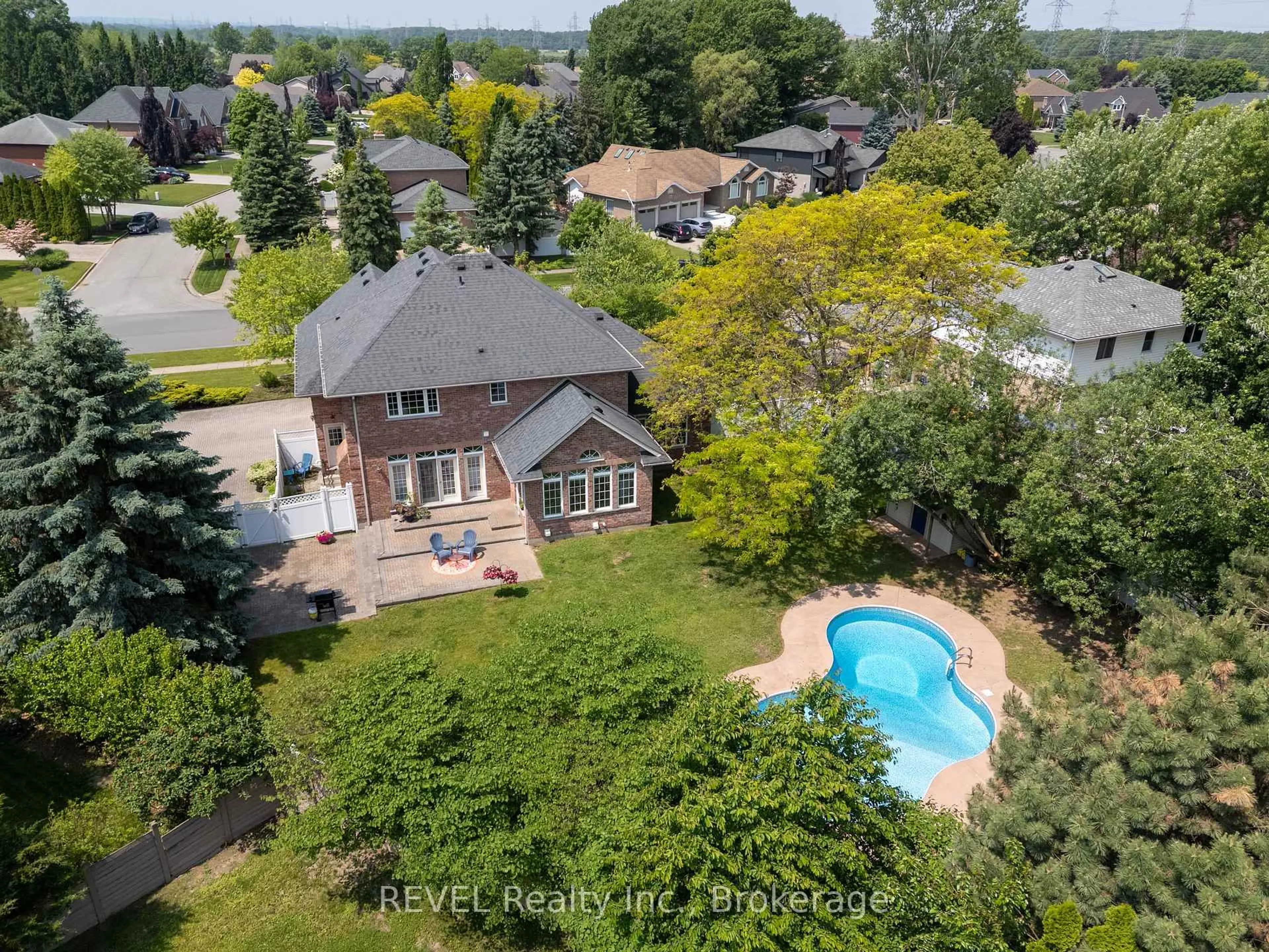 A pic from outside/outdoor area/front of a property/back of a property/a pic from drone, unknown for 8055 Mount Carmel Blvd, Niagara Falls Ontario L2H 2Z1