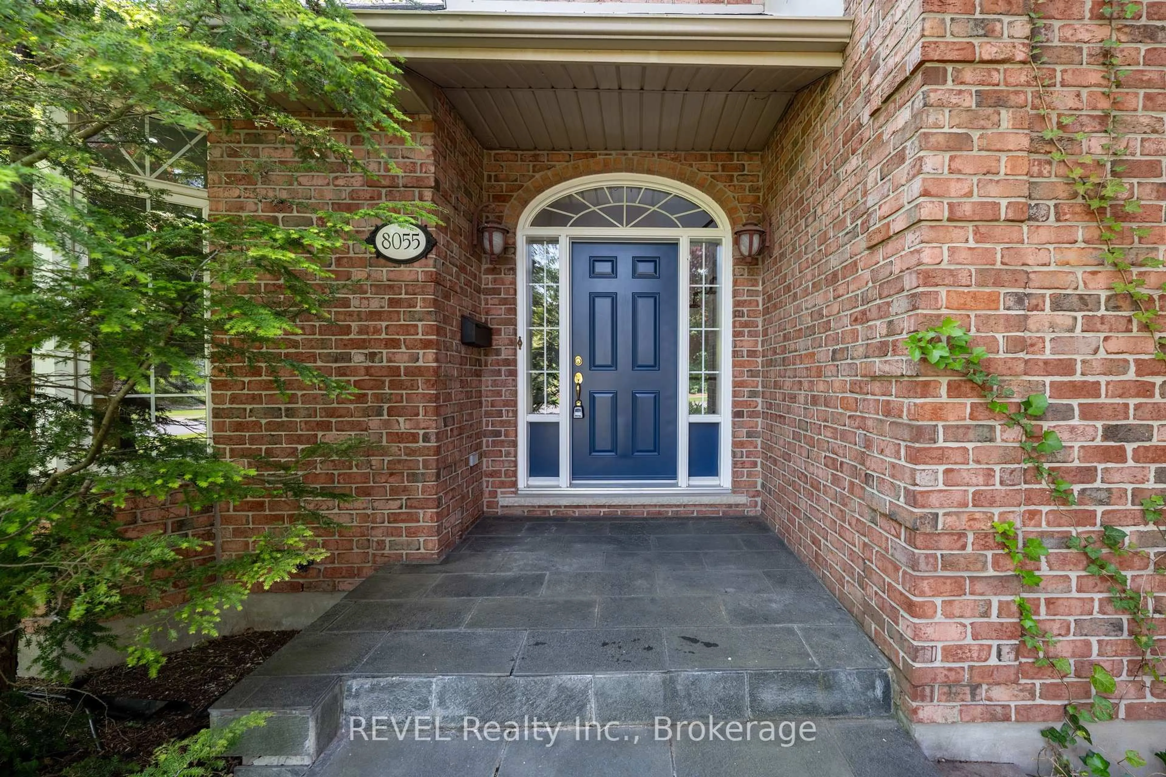 Indoor entryway for 8055 Mount Carmel Blvd, Niagara Falls Ontario L2H 2Z1
