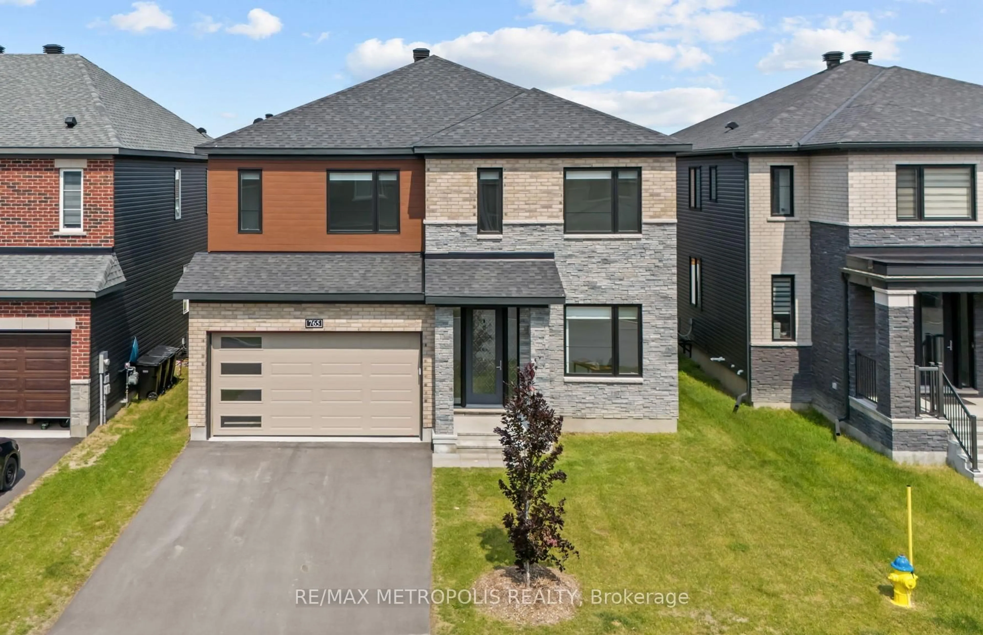A pic from outside/outdoor area/front of a property/back of a property/a pic from drone, street for 765 Shoal St, Ottawa Ontario K4M 0X5
