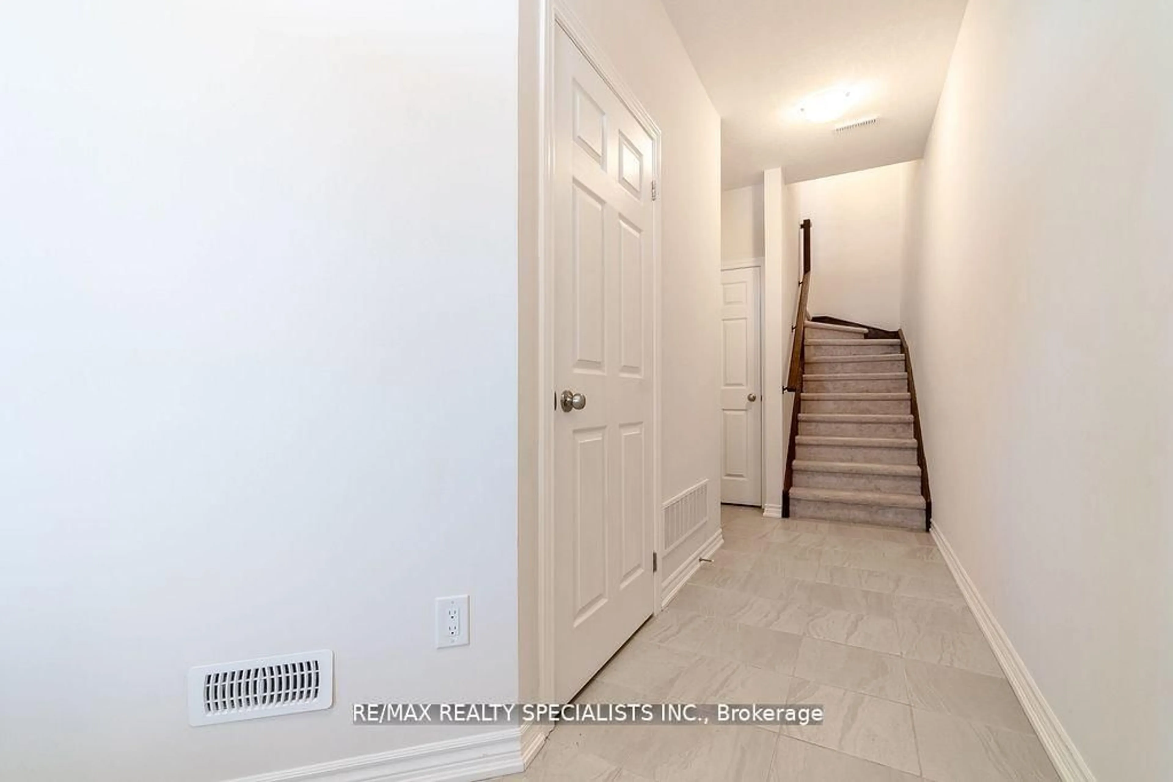 Indoor entryway for 677 Park Rd #126, Brantford Ontario N3R 0A2