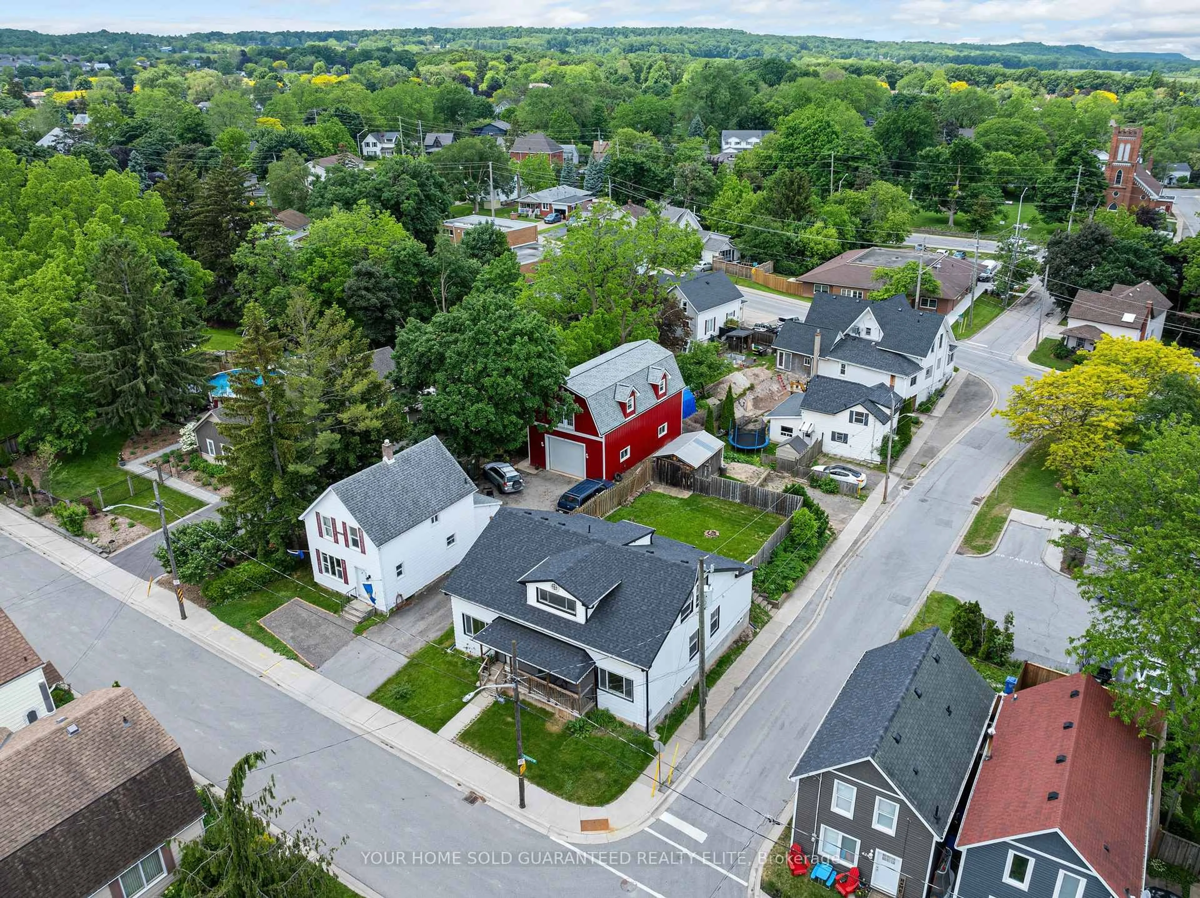A pic from outside/outdoor area/front of a property/back of a property/a pic from drone, street for 4238 Academy St, Lincoln Ontario L3J 0K2