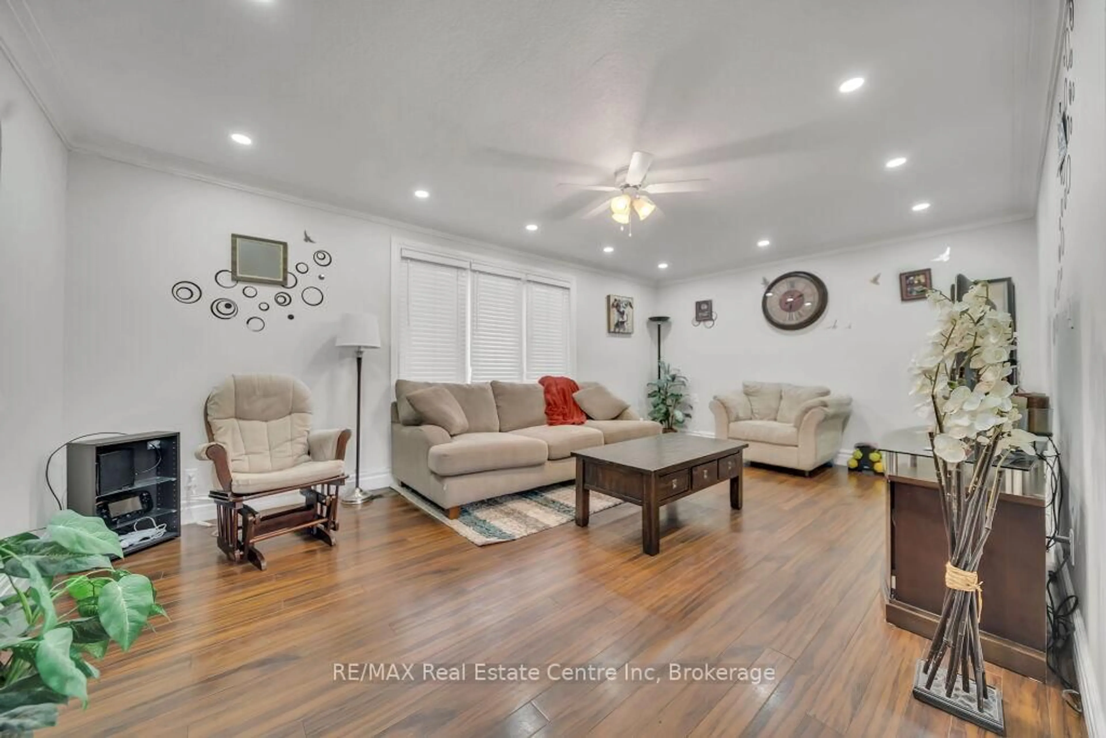 Living room with furniture, unknown for 26 Brock Rd, Puslinch Ontario N0B 2J0