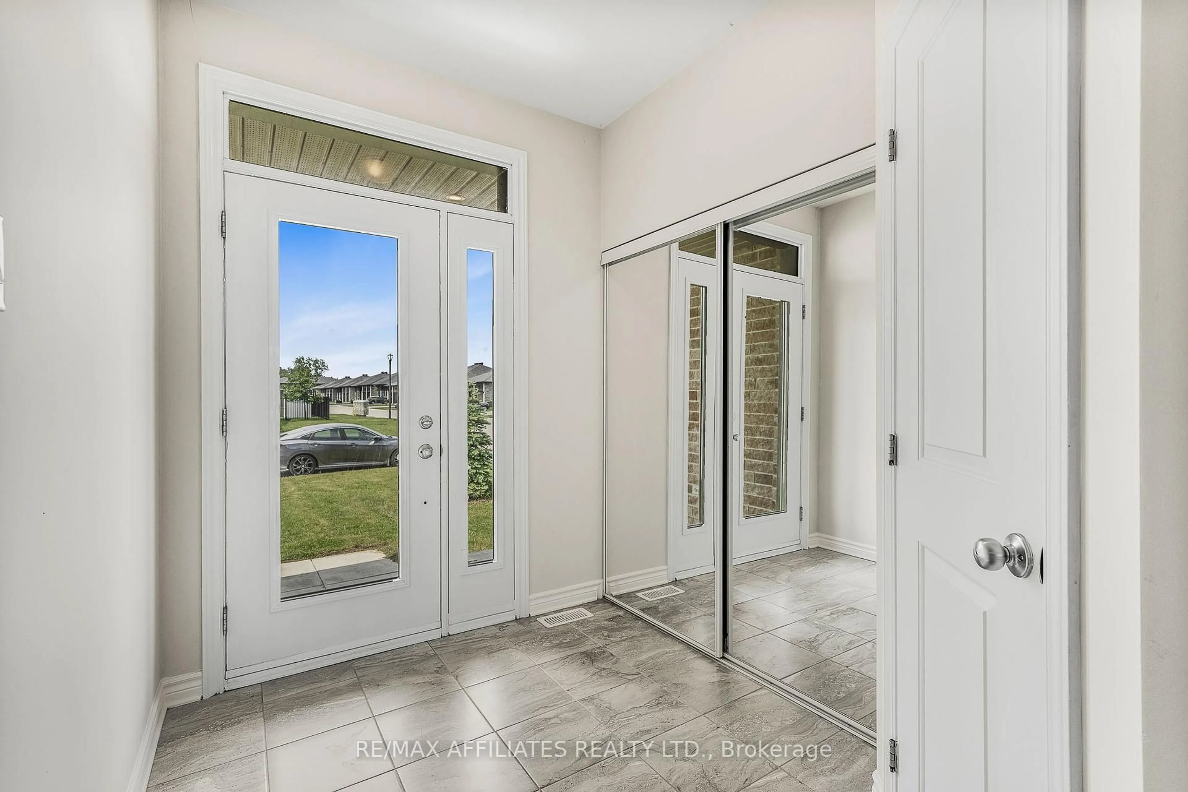 Indoor entryway for 784 Namur St, Russell Ontario K0A 1W0