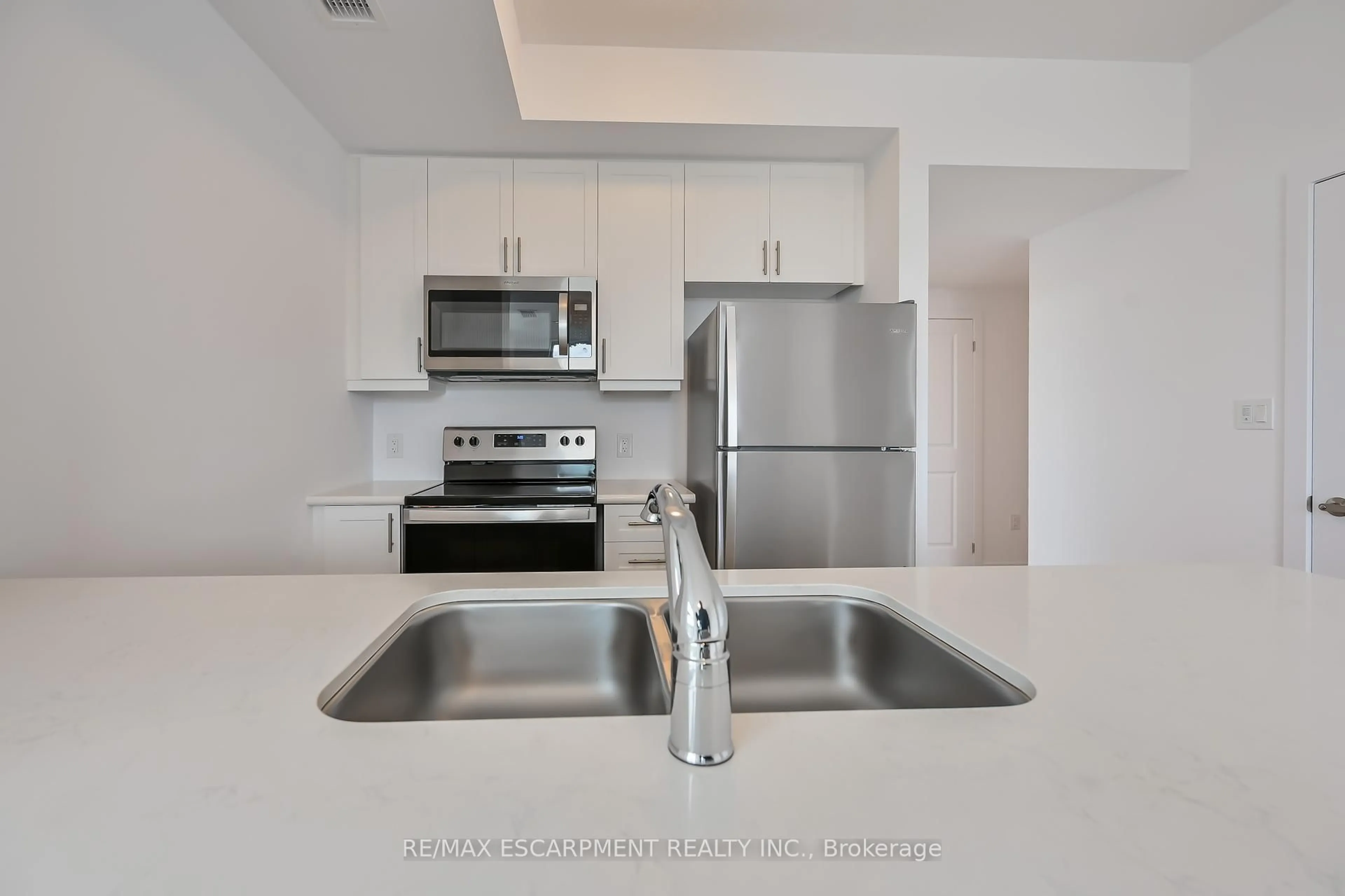 Standard kitchen, unknown for 470 Dundas St #611, Hamilton Ontario L8B 2A5