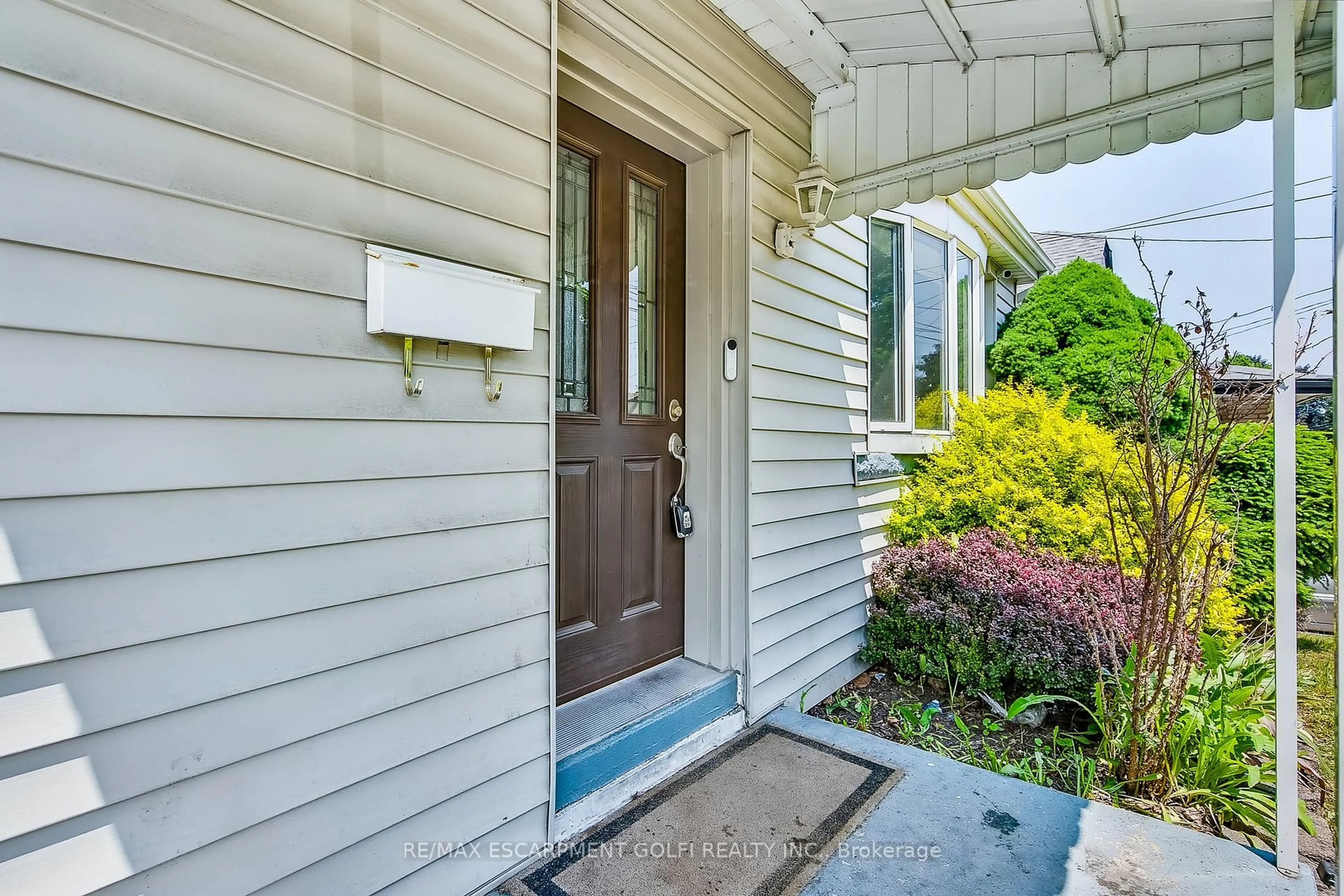 Indoor entryway for 248 Glenholme Ave, Hamilton Ontario L8K 3L8