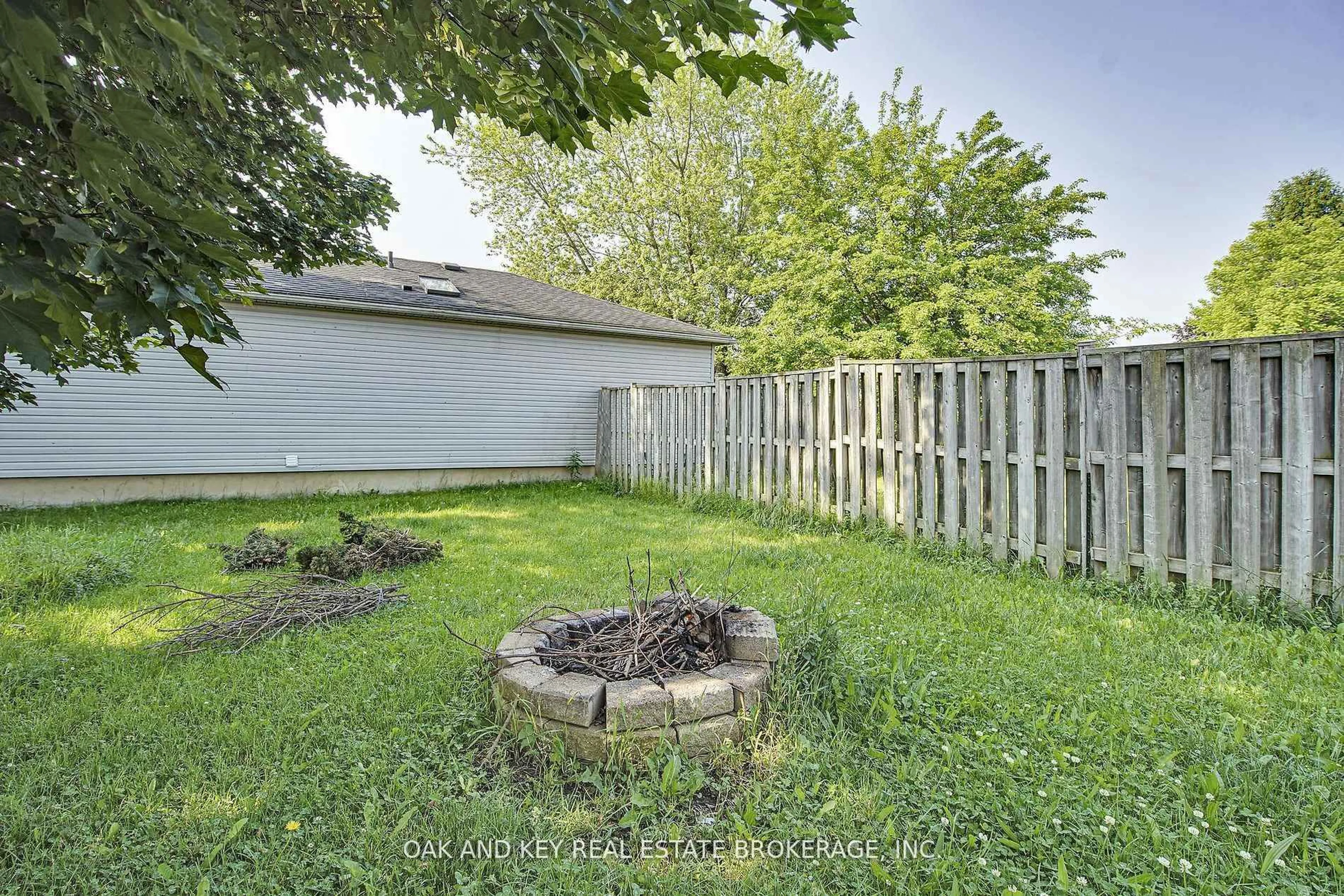 Patio, street for 330 FLEMING Dr, London East Ontario N5V 4Y6
