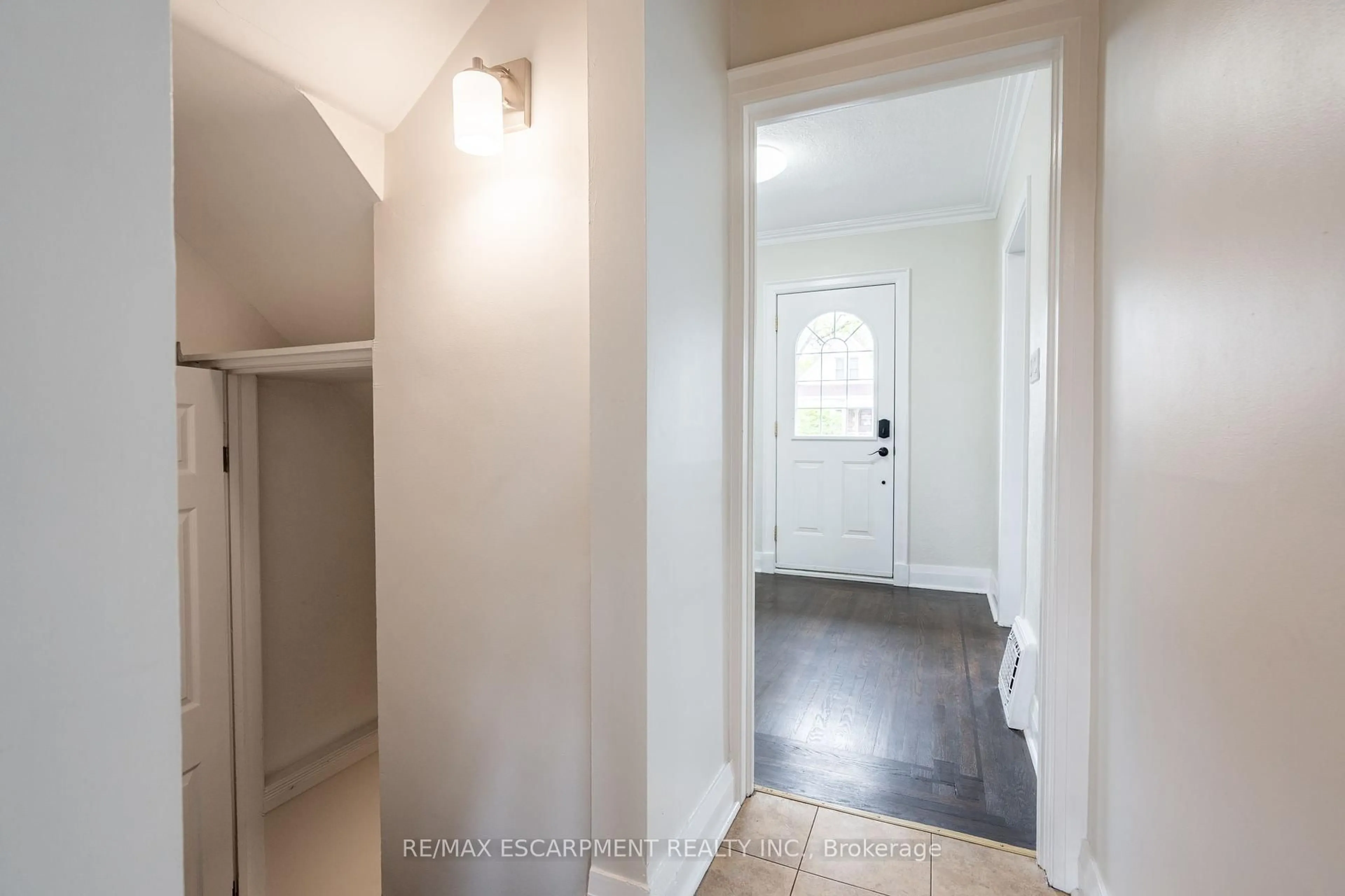 Indoor entryway for 11 Huxley Ave, Hamilton Ontario L8K 2P5