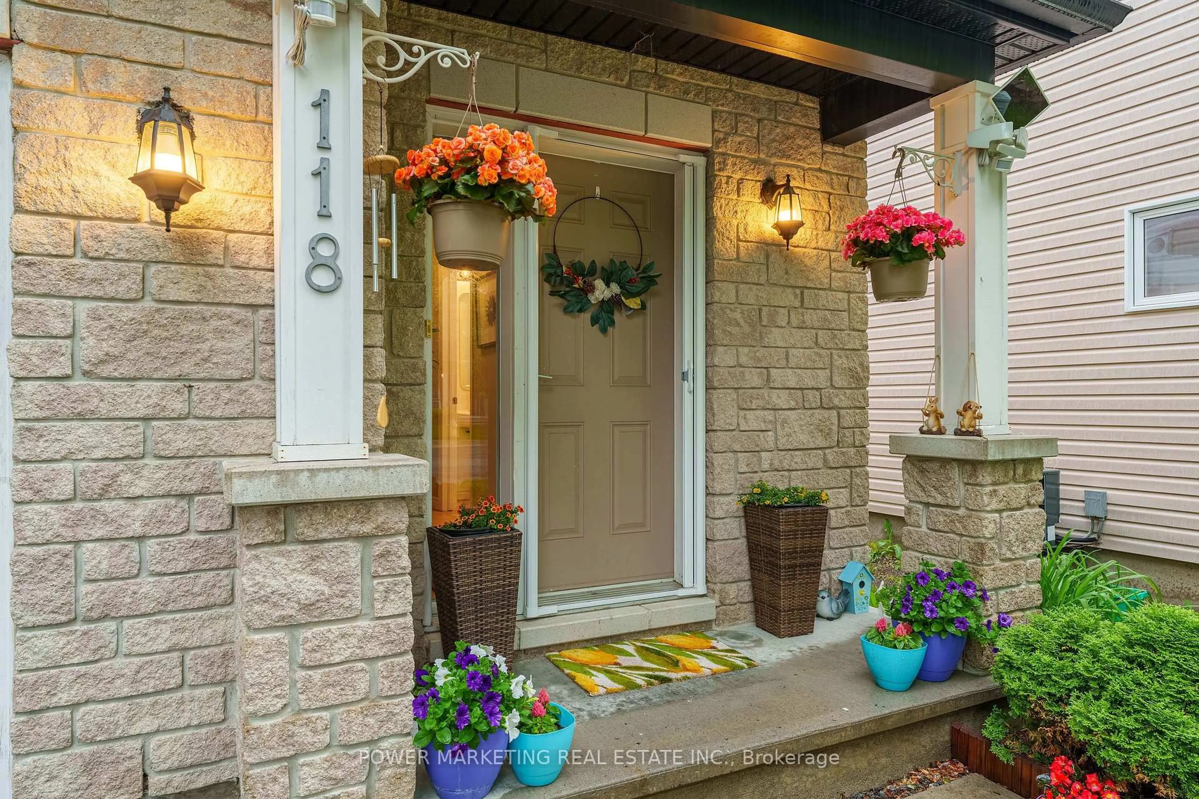 Indoor entryway for 118 FURNESS Way, Ottawa Ontario K2G 7E4